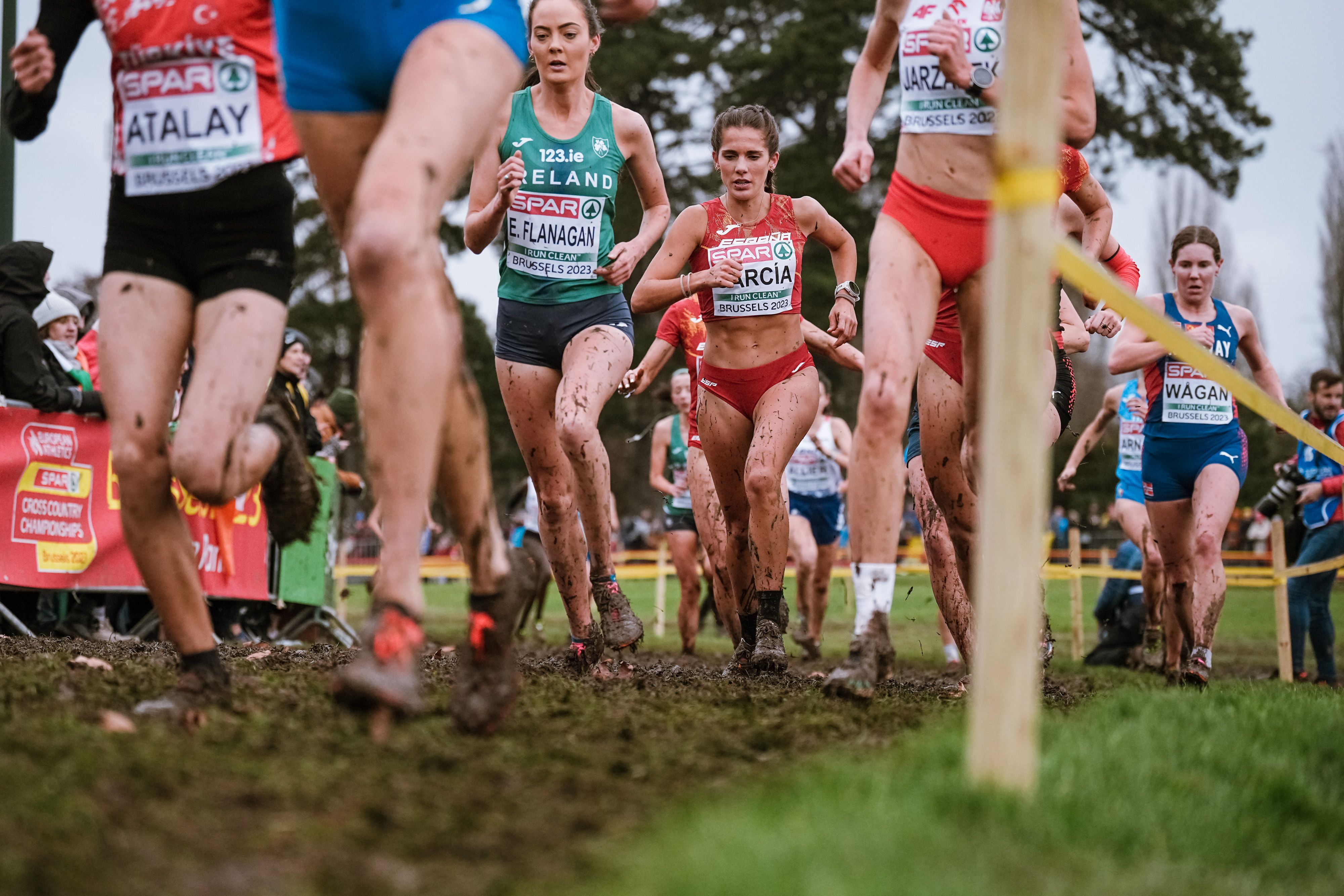 Marta García, lidiando con el barro durante el Campeonato de Europa de Cross de Bruselas. SPORTMEDIA.