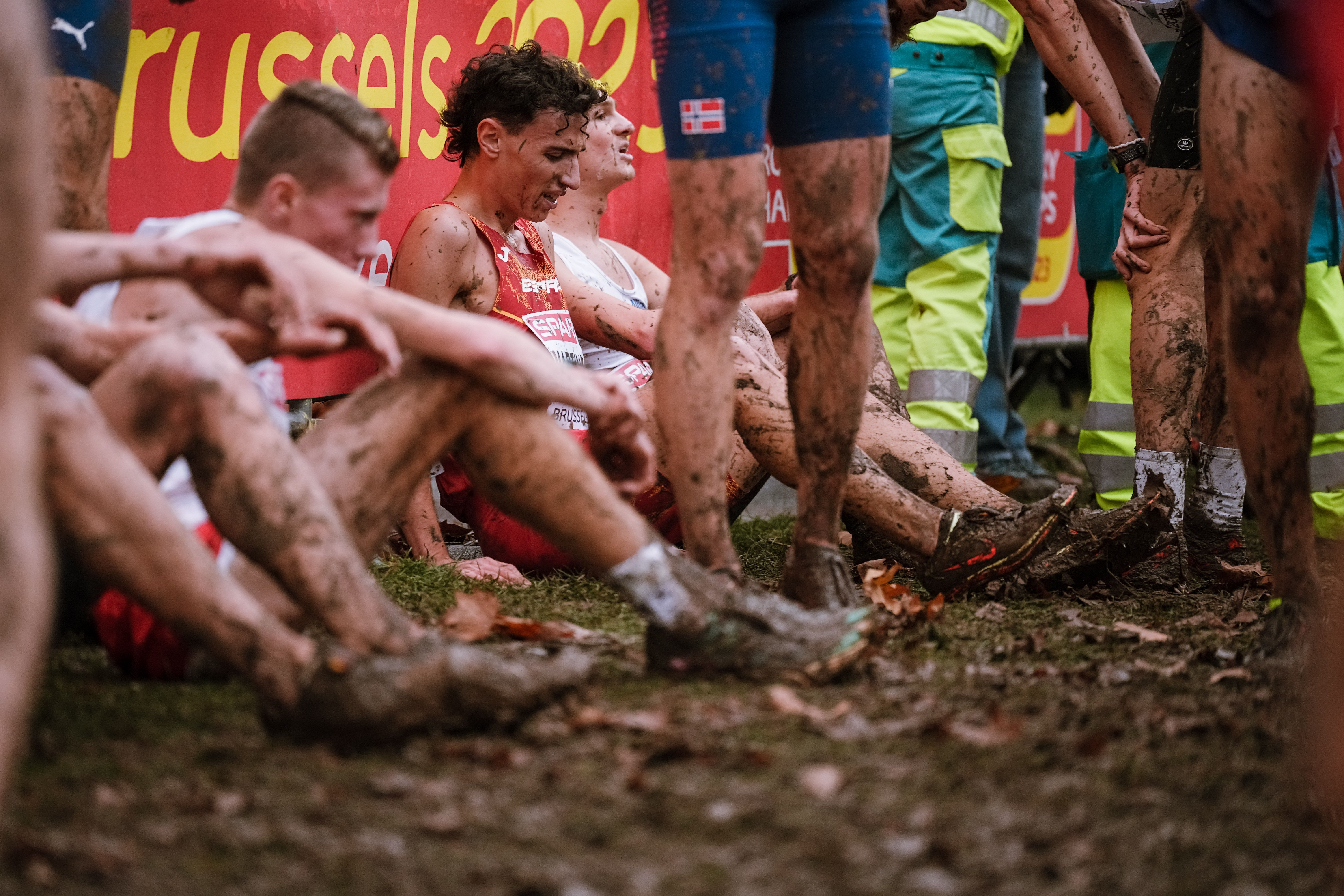 Miguel Martínez Chazarra, atleta español en categoría Sub 23, totalmente embarrado tras el Campeonato de Europa de Cross de Bruselas. SPORTMEDIA.