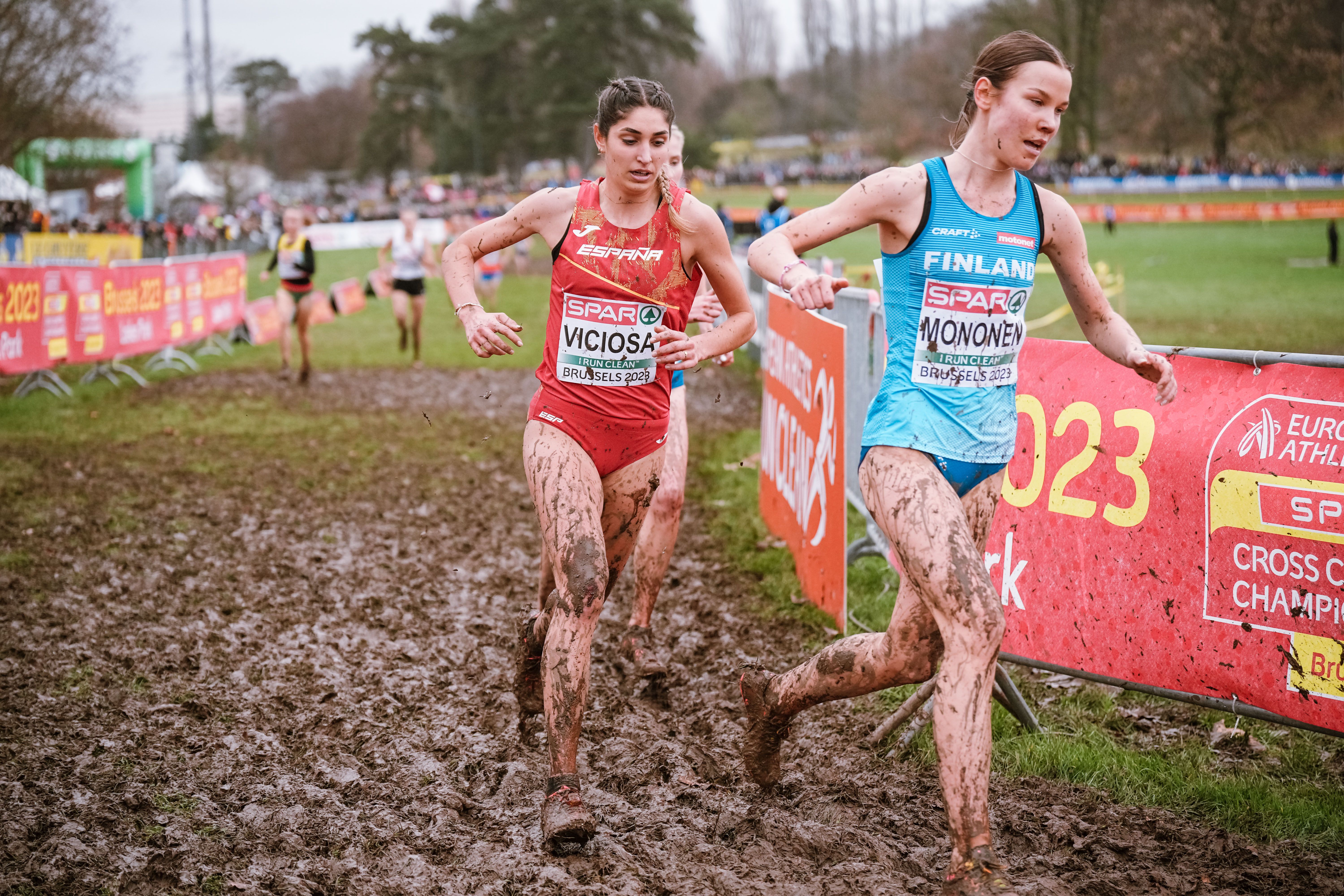 Ángela Viciosa y la finlandesa Mononen, cuarta y segunda respectivamente en la categoría Sub 23 del Europeo de Cross 2023. SPORTMEDIA.