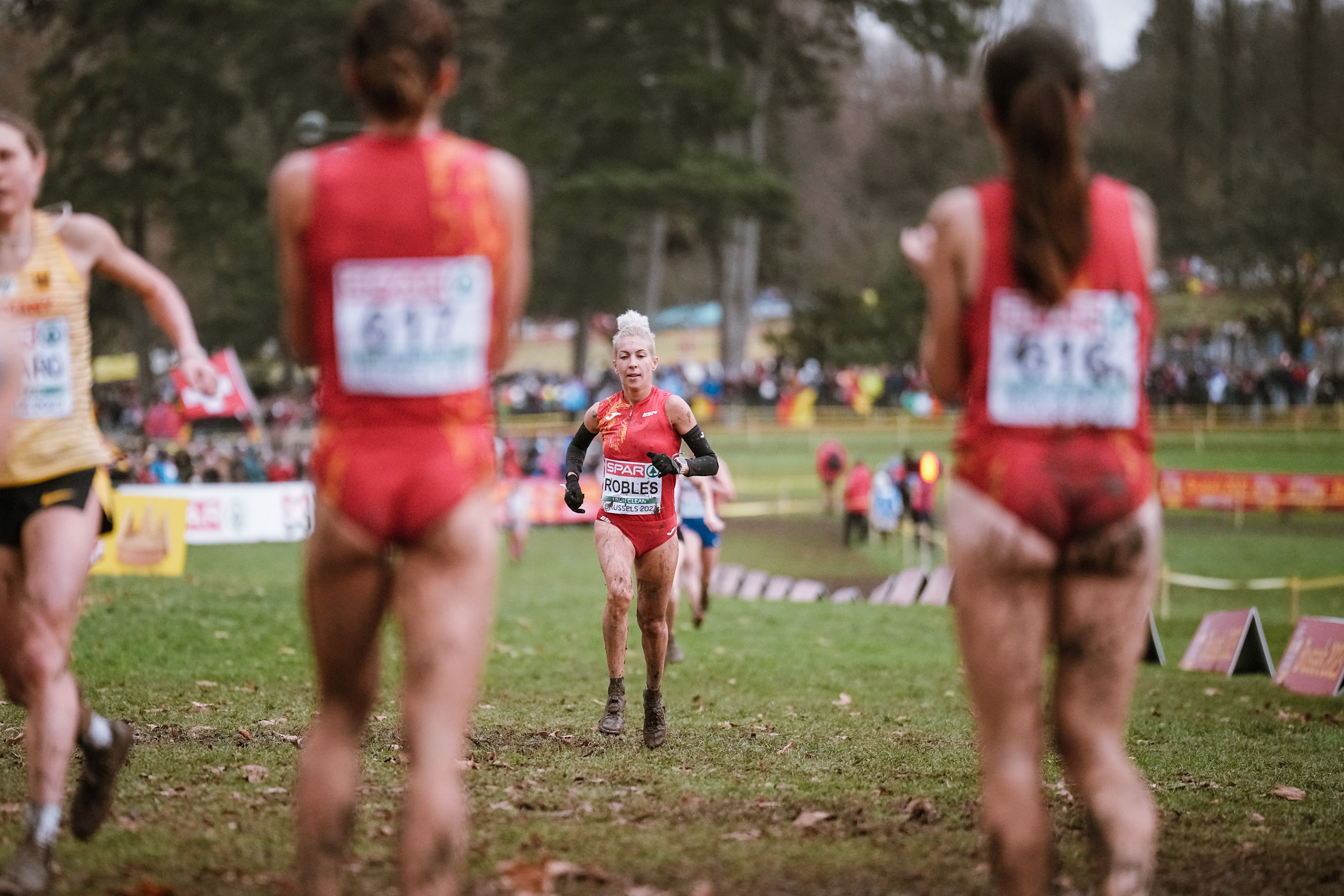 Carolina Robles, tercera española en meta en categoría absoluta, siendo recibida por Irene Sánchez Escribano y Cristina Ruiz. SPORTMEDIA.