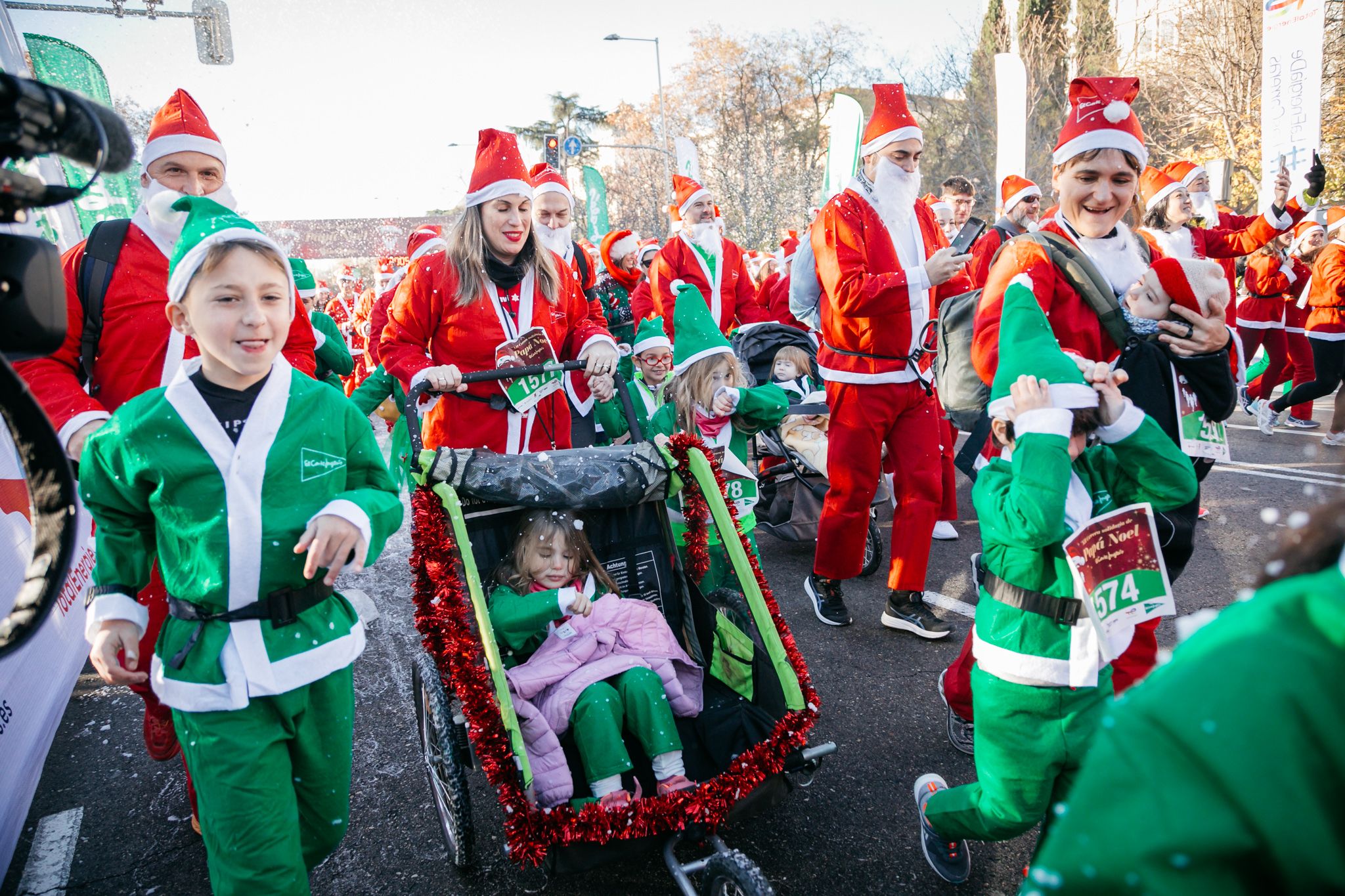 Las 50 mejores fotos de la Carrera de Papá Noel El Corte Inglés 2023. 18