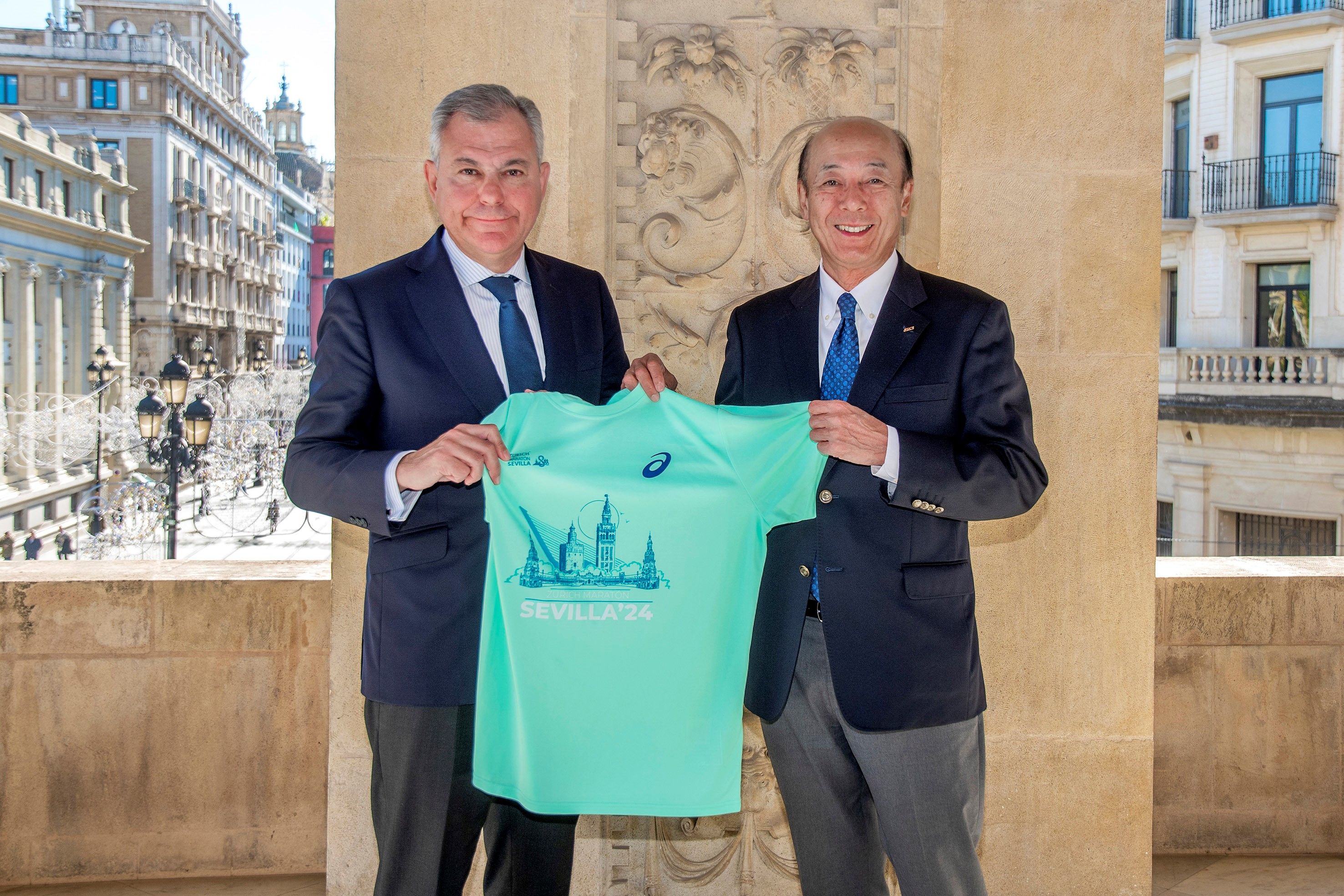 El alcalde José Luis Sanz y el CEO de Asics Yasuhito Hirota han presentado la camiseta en el Ayuntamiento de Sevilla 