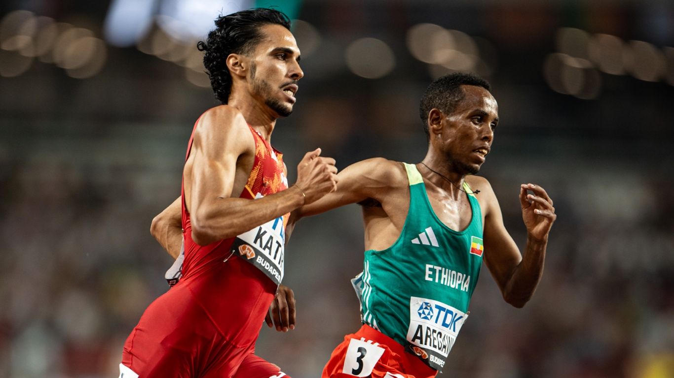Mo Katir y Berihu Aregawi en la final de los 5000 metros del Mundial de Budapest, donde el español fue segundo. SPORTMEDIA.