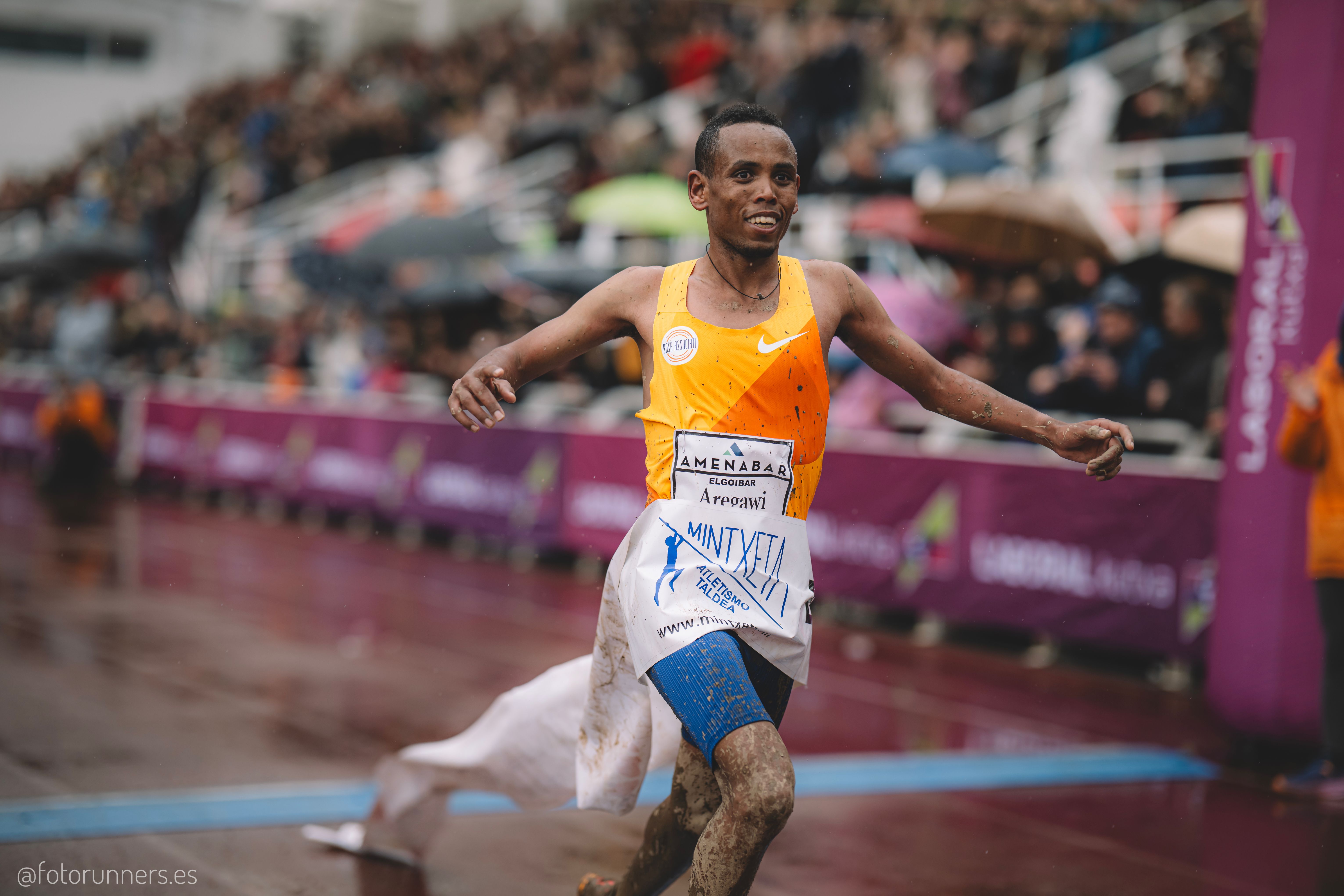 Berihu Aregawi triunfando en el Cross Elgoibar 2024. FOTORUNNERS.
