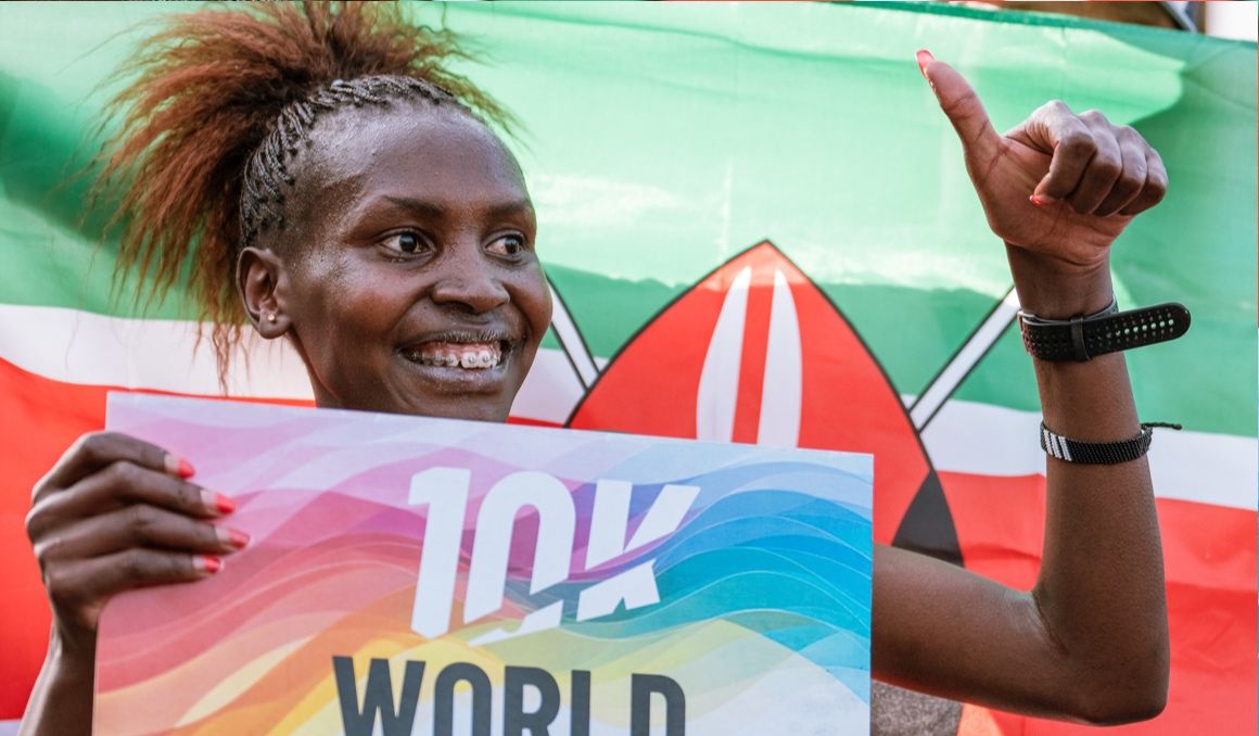 Agnes Jebet después de batir el récord del mundo de 10K en Valencia. SPORTMEDIA.