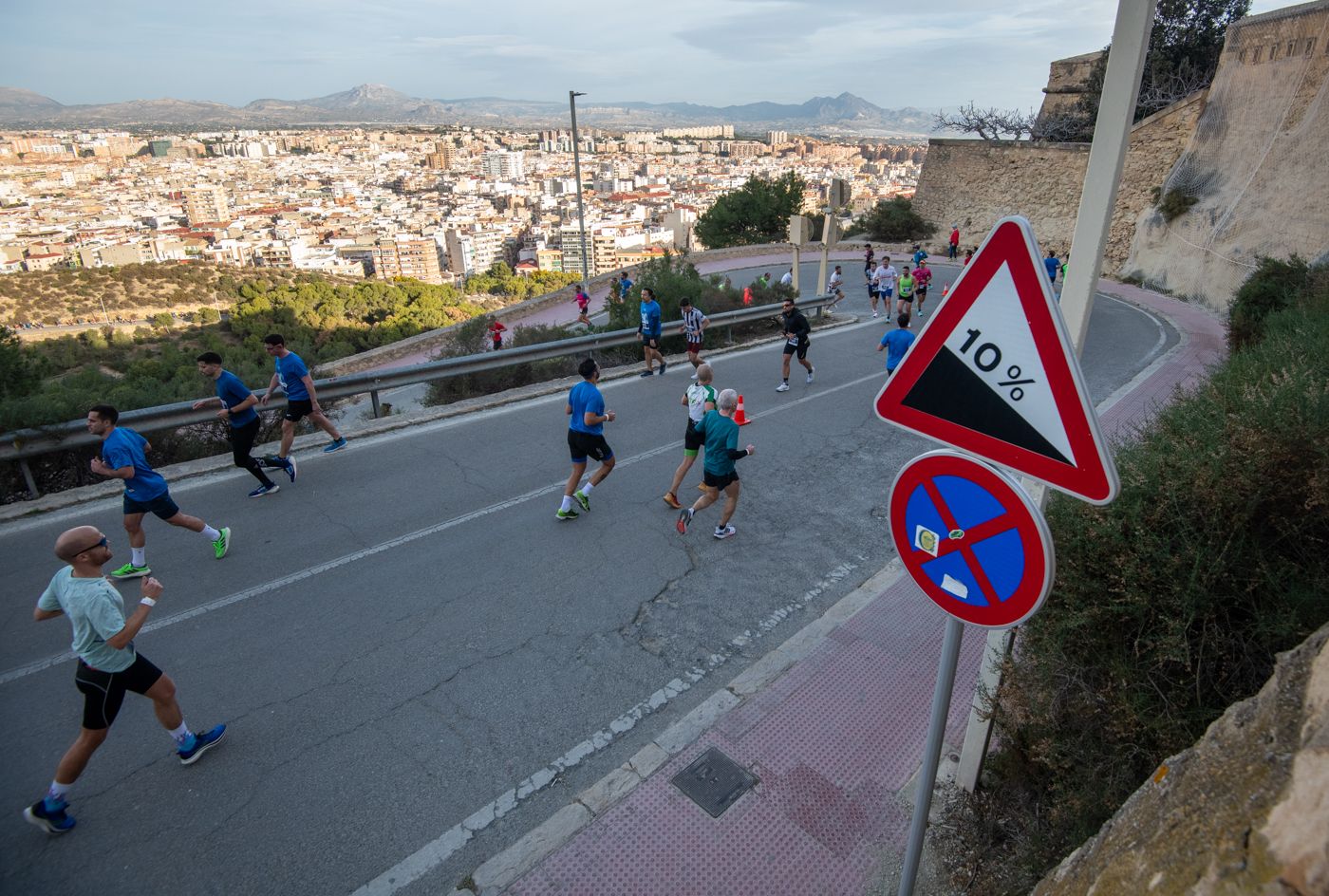 El recorrido de La Carrera de los Castillos de Alicante es precioso, pero si te dicen que fácil... te están mintiendo. RAFAEL MOLINA / PEPE OLIVARES