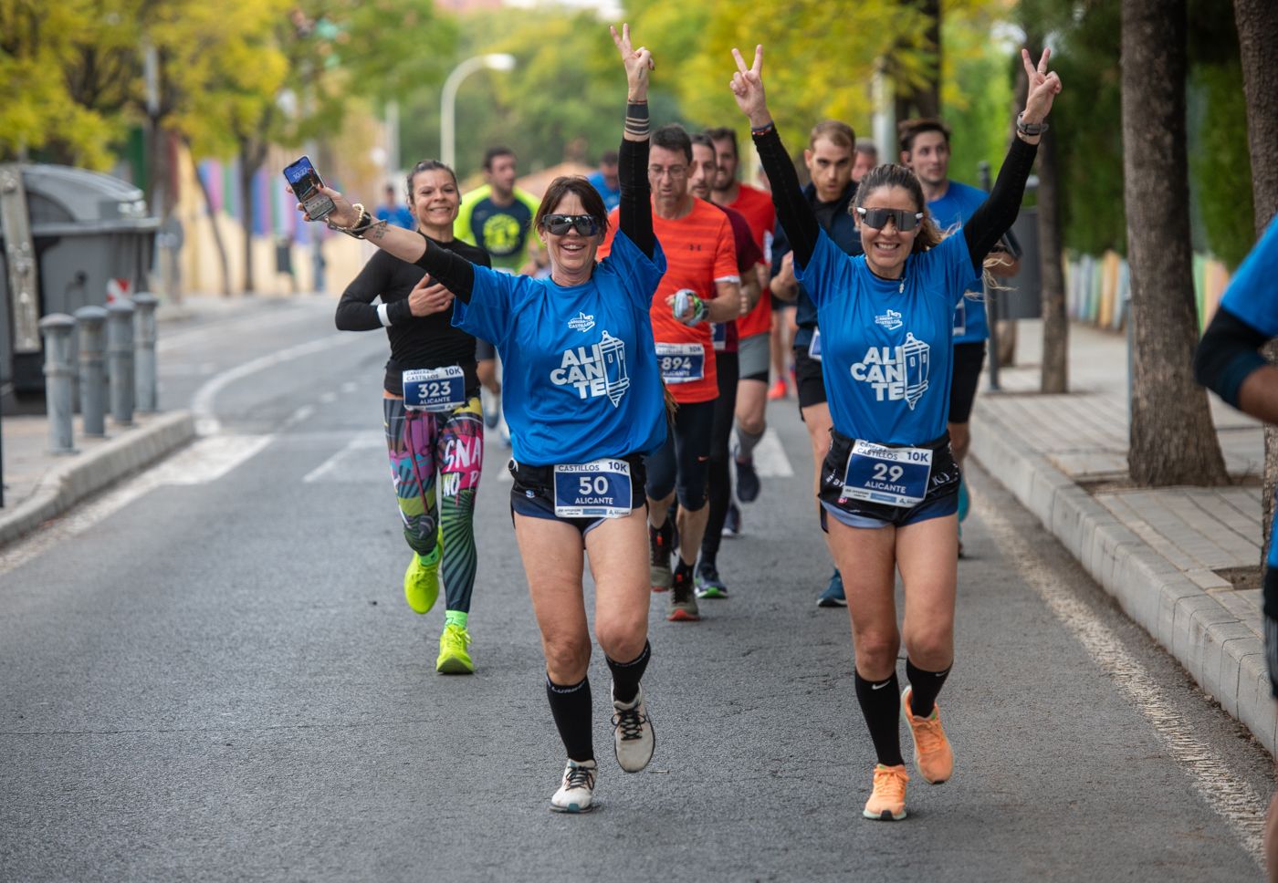 Lo más importante: la gente disfruta en La Carrera de los Castillos de Alicante. 1500 runners salieron a las calles de Alicante para desgastar un poquito sus zapatillas de correr. RAFAEL MOLINA / PEPE OLIVARES Lo más importante: la gente disfruta en La Carrera de los Castillos de Alicante. 1500 runners salieron a las calles de Alicante para desgastar un poquito sus zapatillas de correr. RAFAEL MOLINA / PEPE OLIVARES