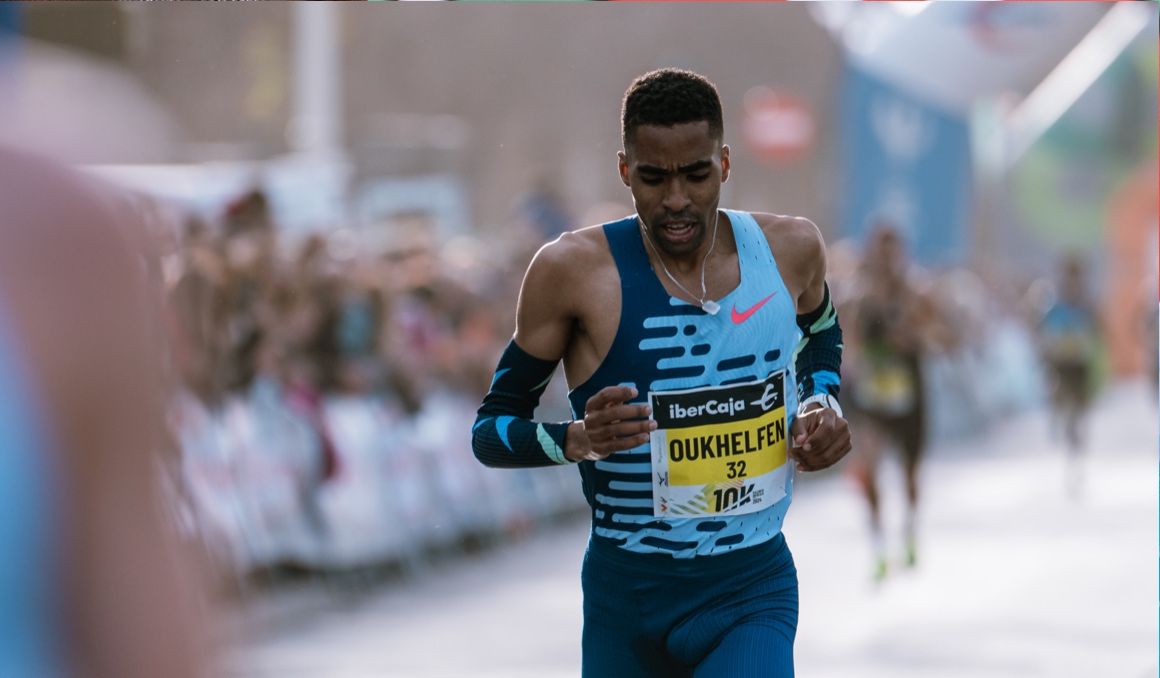 Abdessamad Oukhelfen al cruzar la línea de meta del 10K Valencia 2024 batiendo el récord de España. SPORTMEDIA