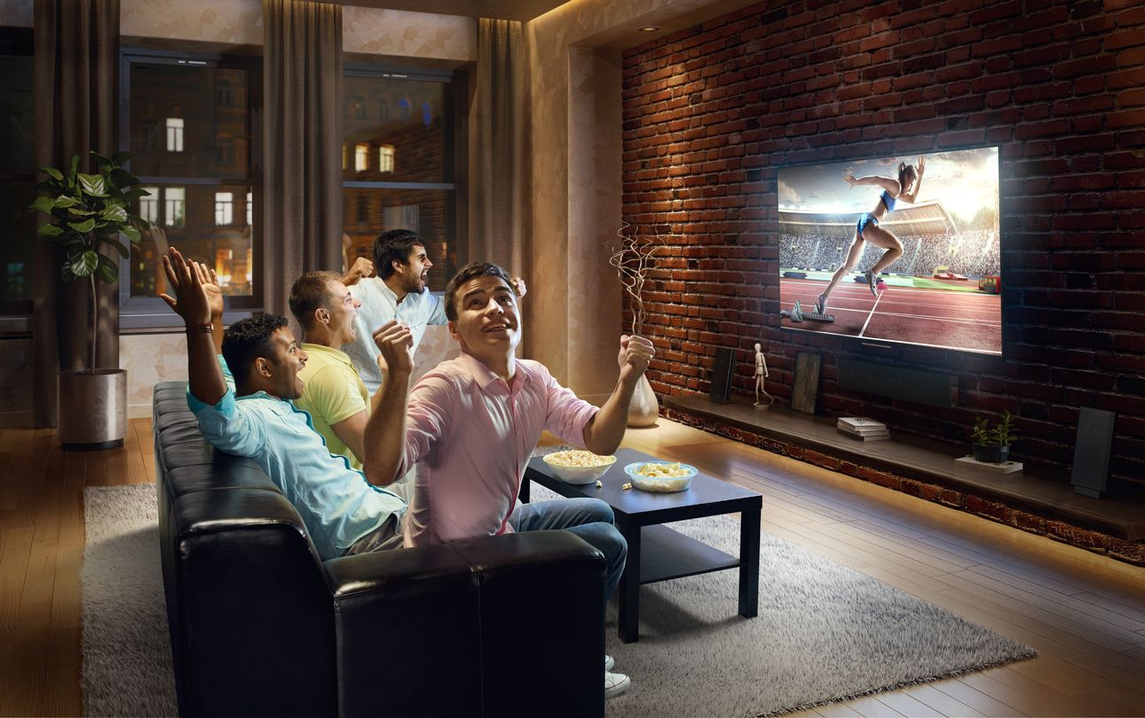 Viendo un evento de atletismo en casa (Foto: iStock)