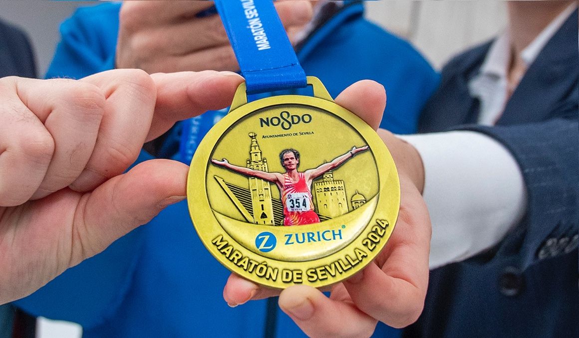 Así es la medalla de finisher del Zurich Maratón de Sevilla 2024. JJ ÚBEDA.