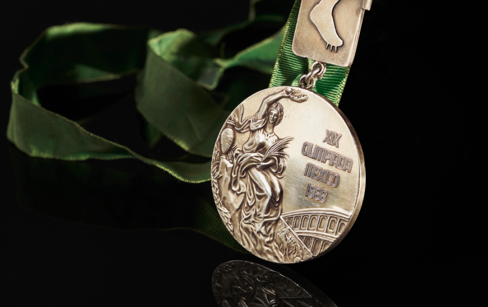 La medalla de Bob Beamon en México 1968 se pone a subasta en Christie's. 
