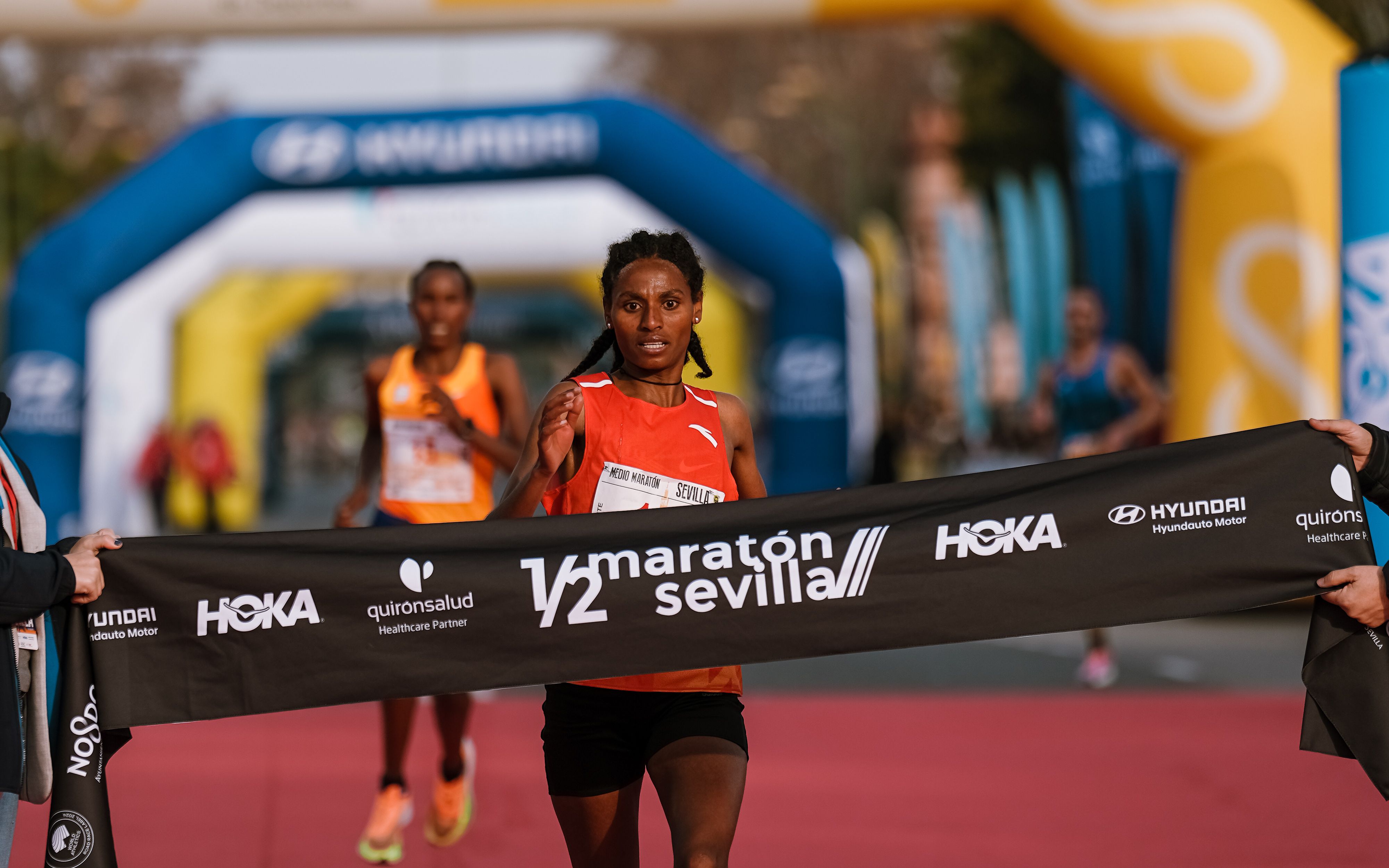Alemtsehay Zerihun ha parado el crono en 1h07:59 para ganar con récord el Medio Maratón de Sevilla 2024. SPORTMEDIA.