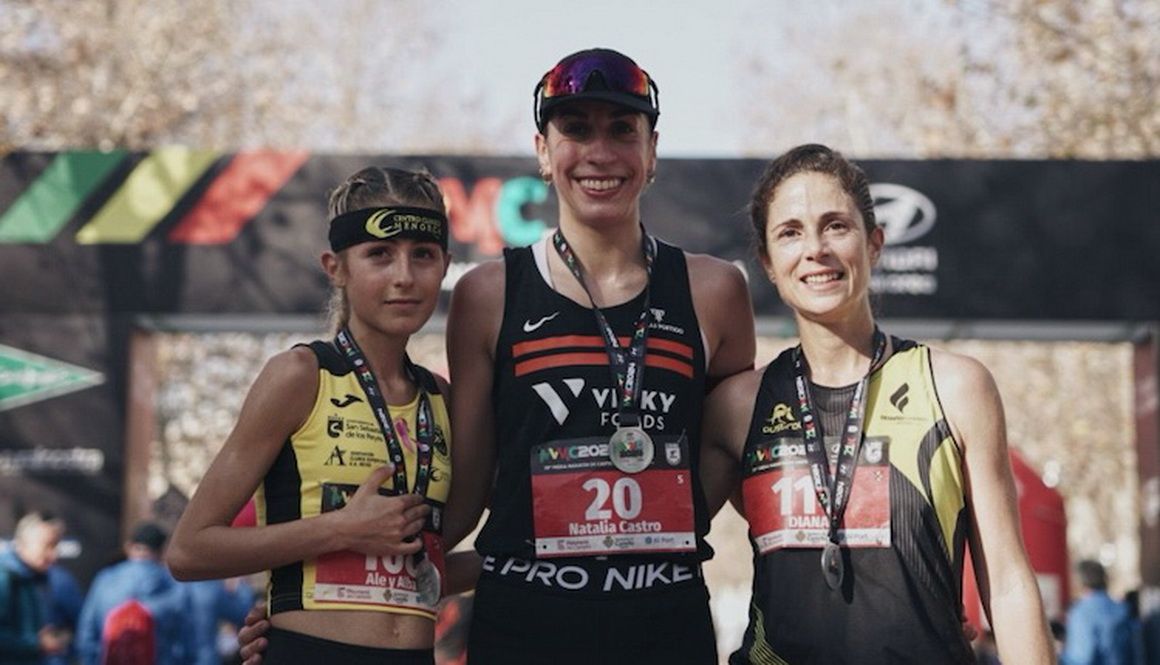 Alejandra Sánchez Massa, a la izquierda, ha finalizado tercera en el Medio Maratón de Castellón 2024 / Foto: @eldelcora