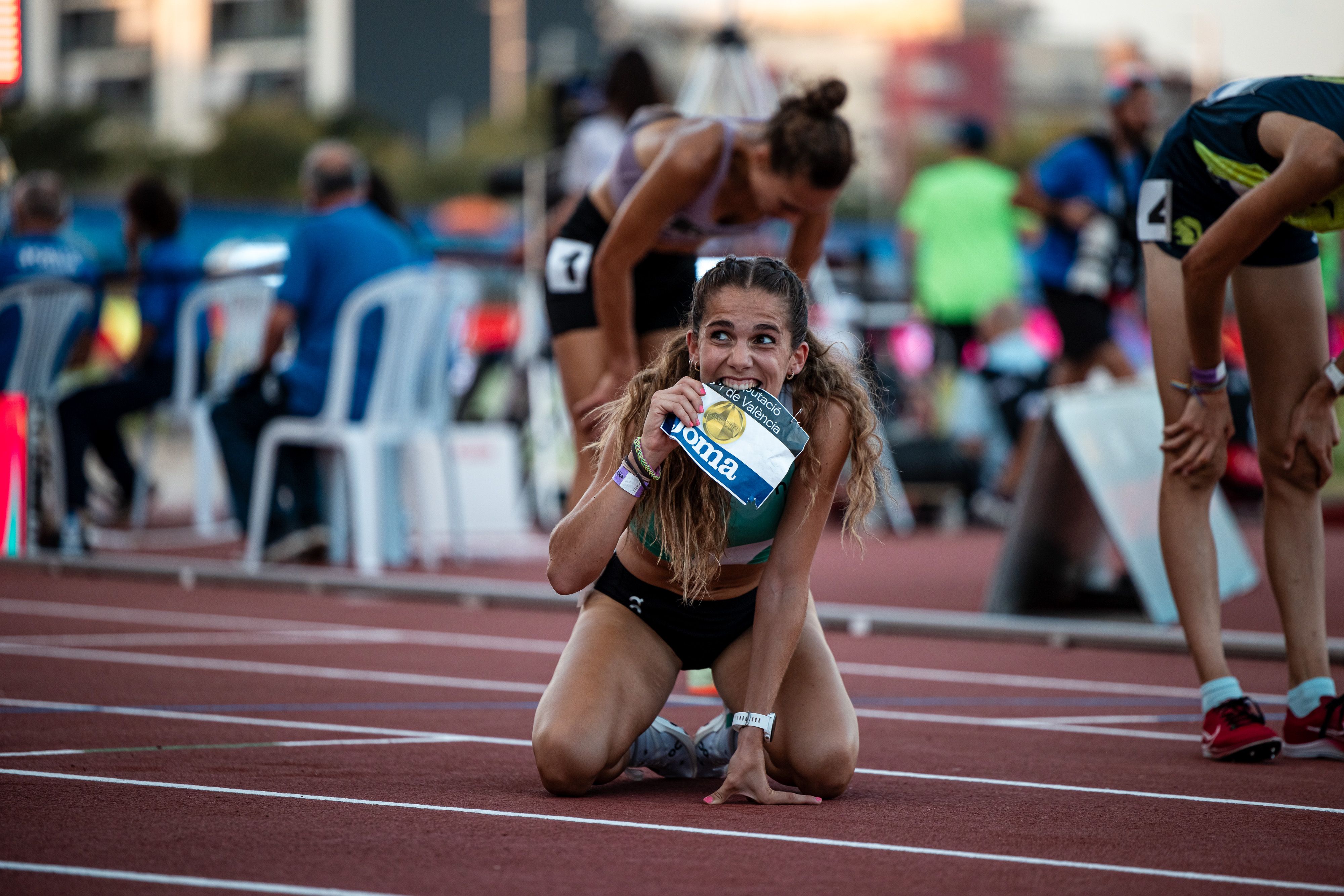 Marta García celebrando su título de campeona de España de 5000 metros el pasado verano en Torrent. SPORTMEDIA.