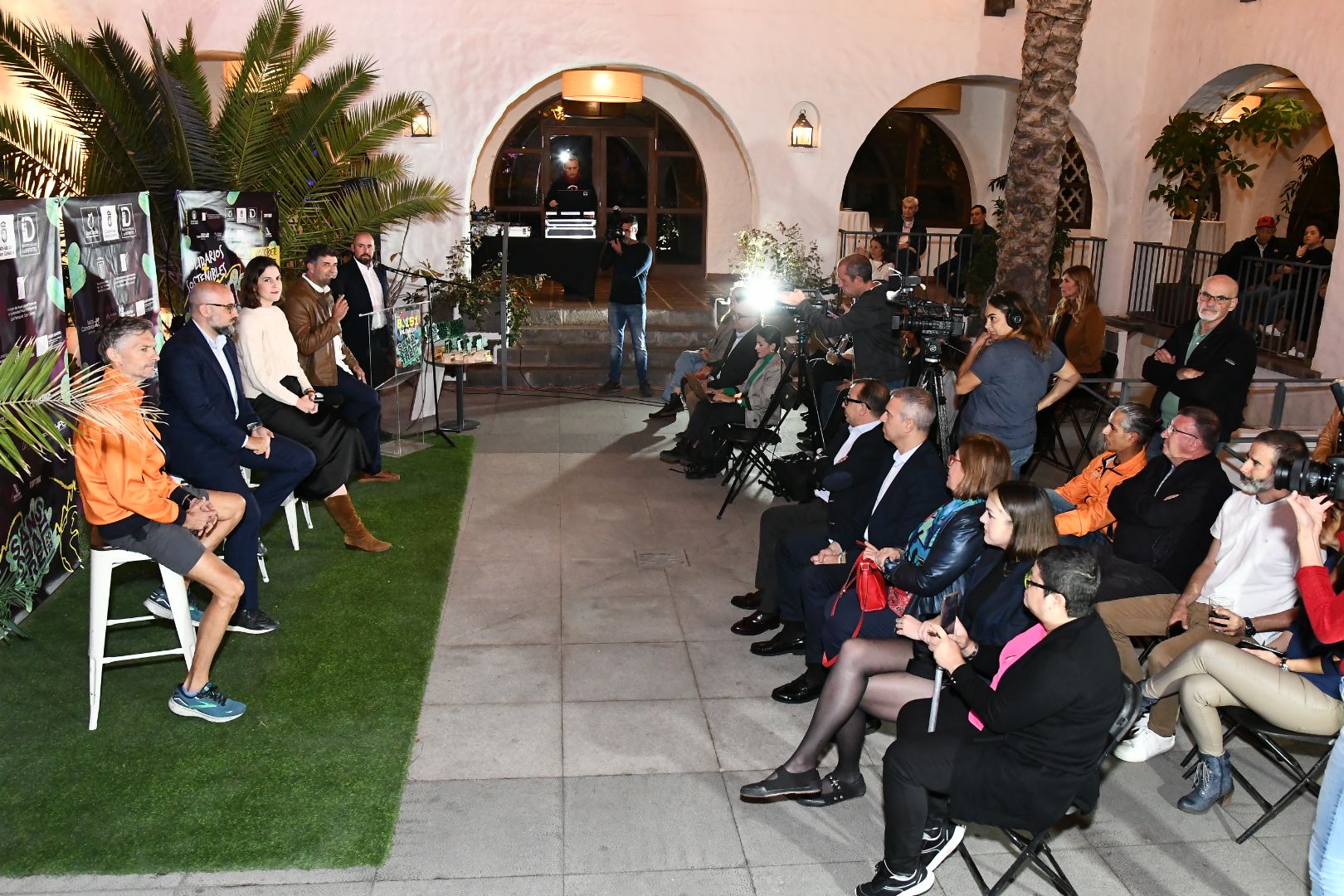 El acto en el que se hizo patente la vocación solidaria de la San Silvestre de Las Palmas de Gran Canaria contó con la presencia de numerosos medios de comunicación.