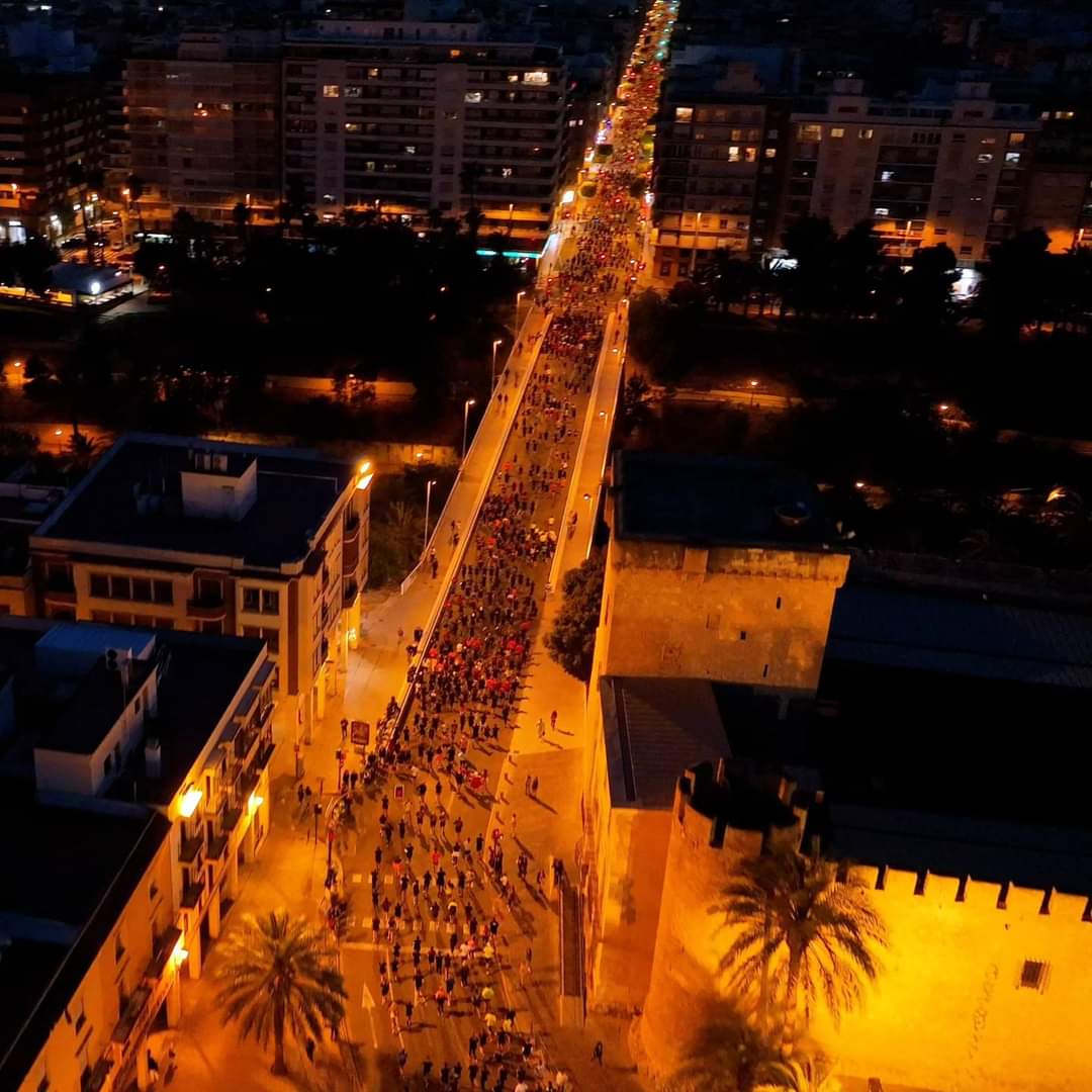 Correr de noche en un enclave tan atractivo como Elche es una experiencia que no deberías perderte y Elche Night Race te lo pone fácil.