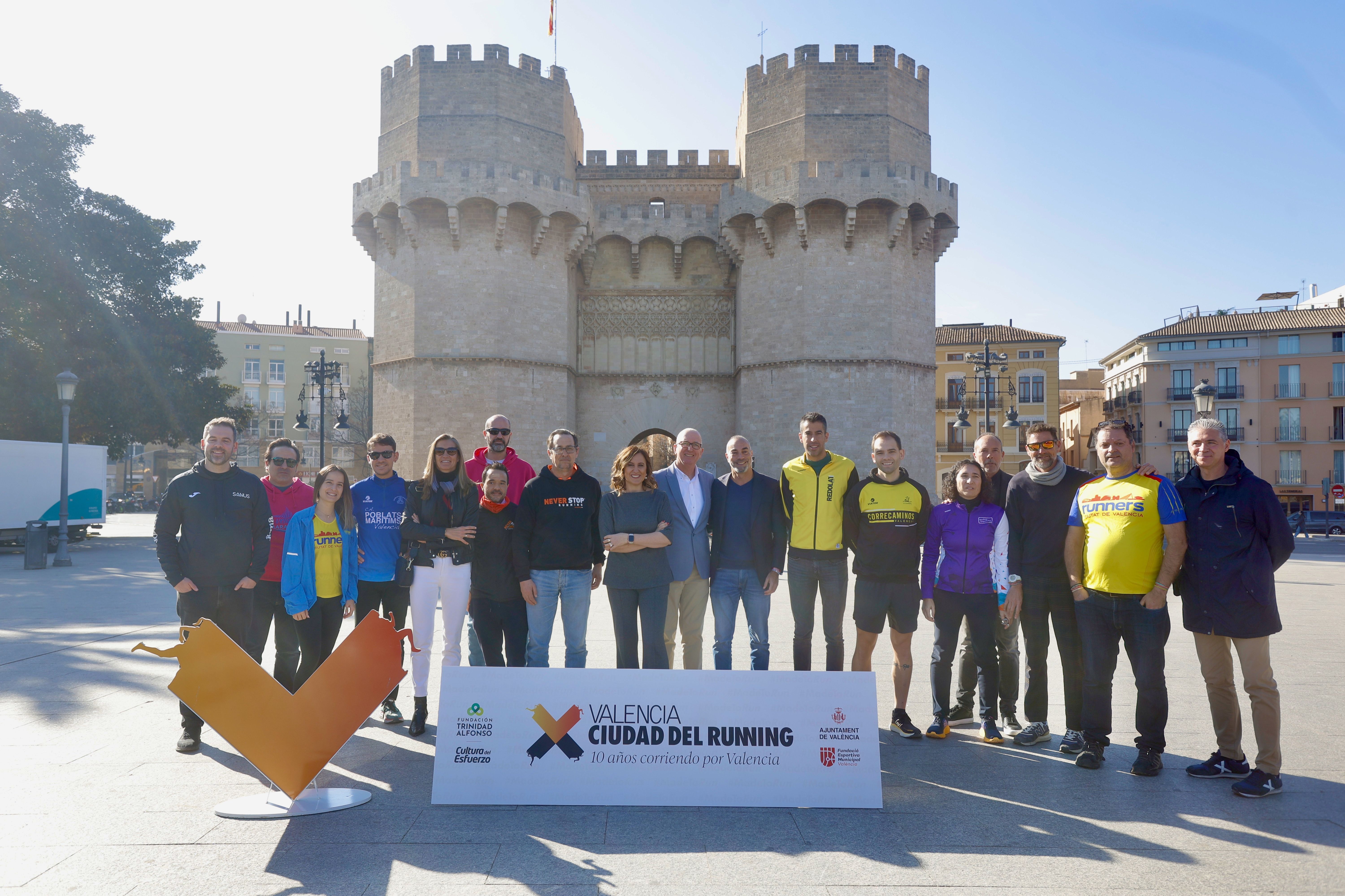 El acto se ha celebrado frente a las Torres de Serranos y han asistido la Alcaldesa de València, Mª José Catalá; Juan Miguel Gómez, director de la Fundación Trinidad Alfonso; la concejala de Deportes del Ayuntamiento de València, Rocío Gil; y el resto de concejales de Deportes del de estos diez años, Javier Mateo, Pilar Bernabé, Maite Girau y Cristóbal Grau, así como representantes de la organización del Maratón y Medio Maratón Valencia, 10K Valencia y otras pruebas, así como los diferentes clubes de running de la ciudad.