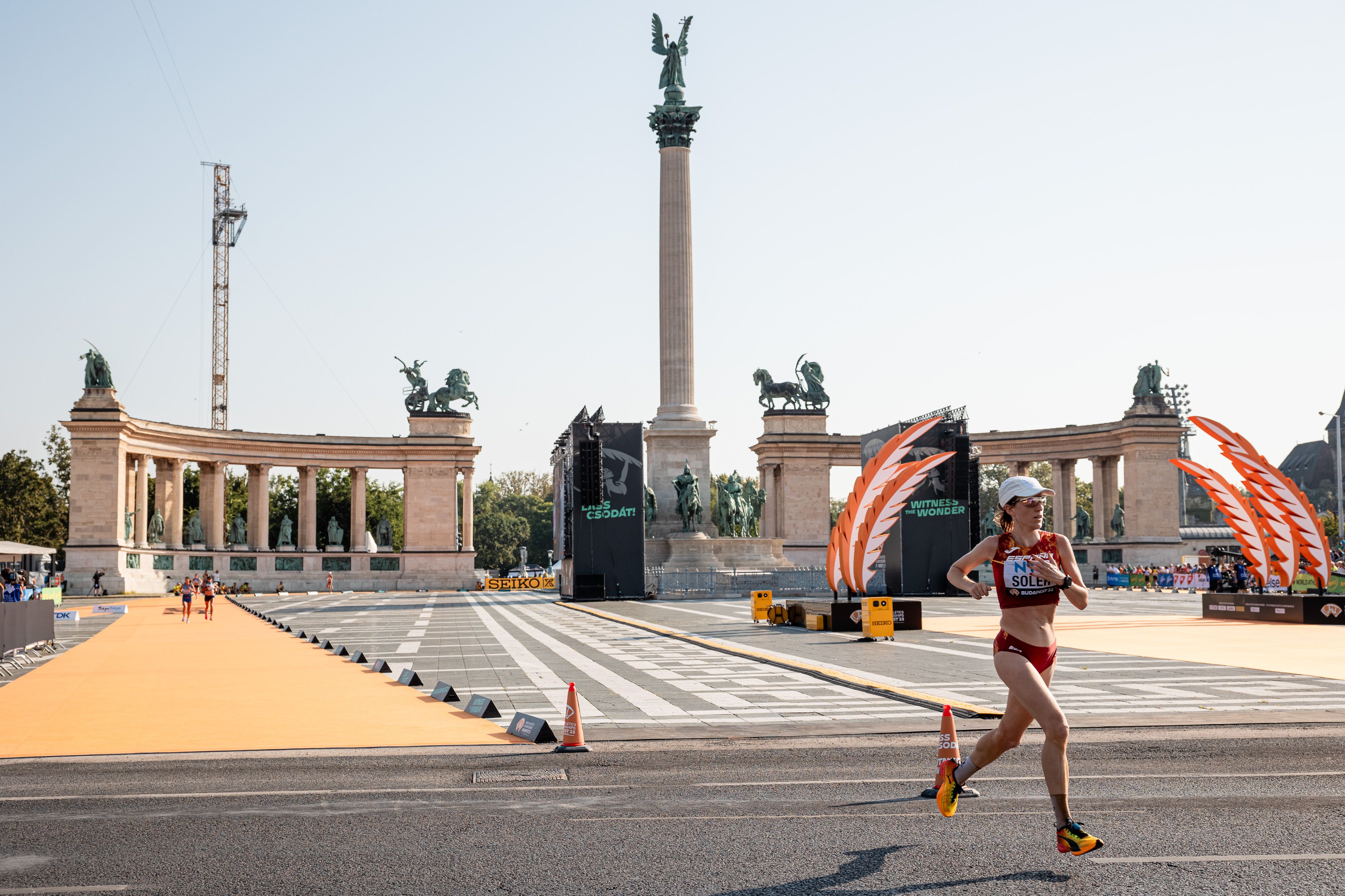 Meritxell Soler corriendo en la Plaza de los Héroes, el centro neurálgico del maratón en el Mundial de Budapest 2023. SPORTMEDIA Meritxell Soler corriendo en la Plaza de los Héroes, el centro neurálgico del maratón en el Mundial de Budapest 2023. SPORTMEDIA