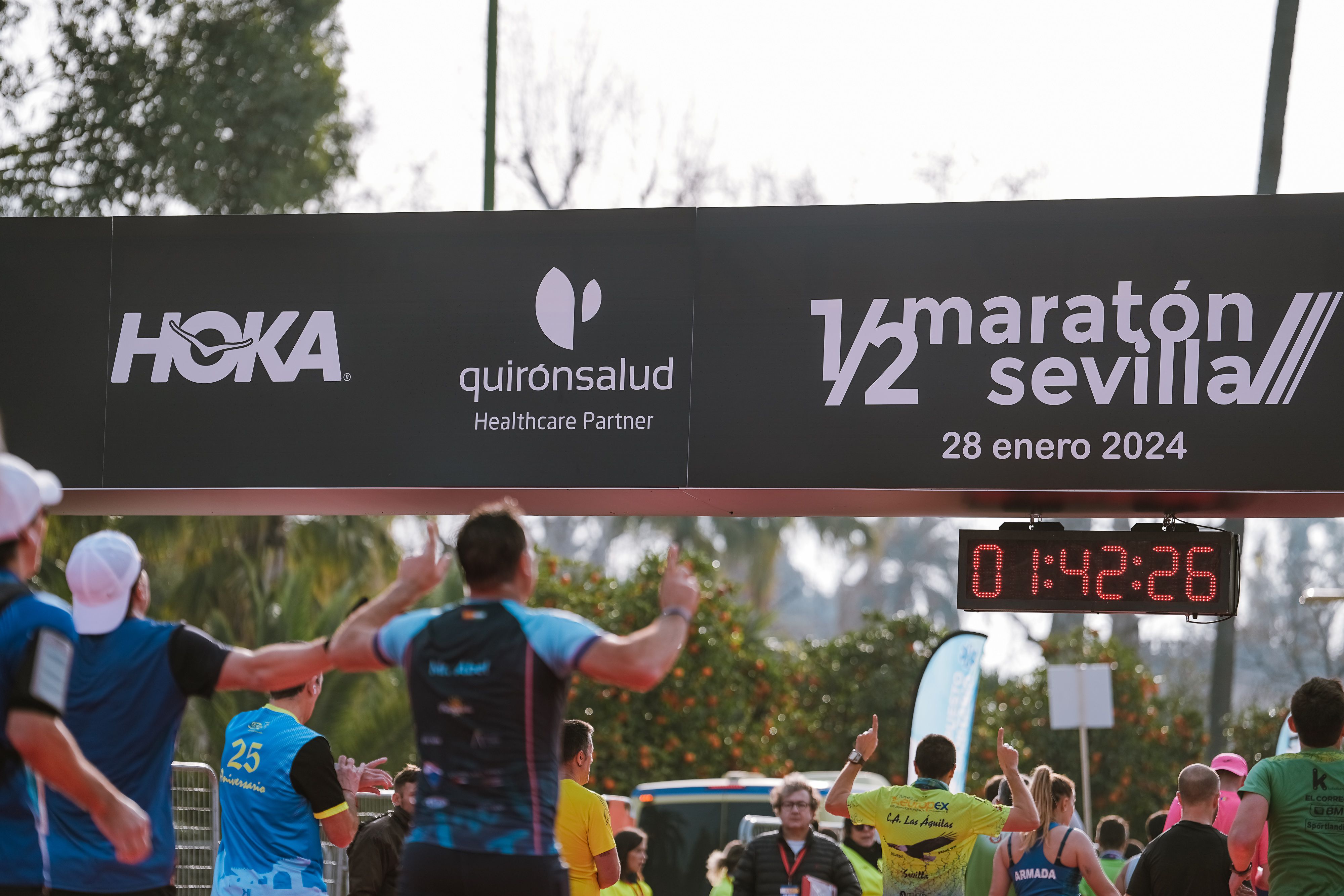 Una imagen de la línea de meta del Medio Maratón de Sevilla 2024. SPORTMEDIA.