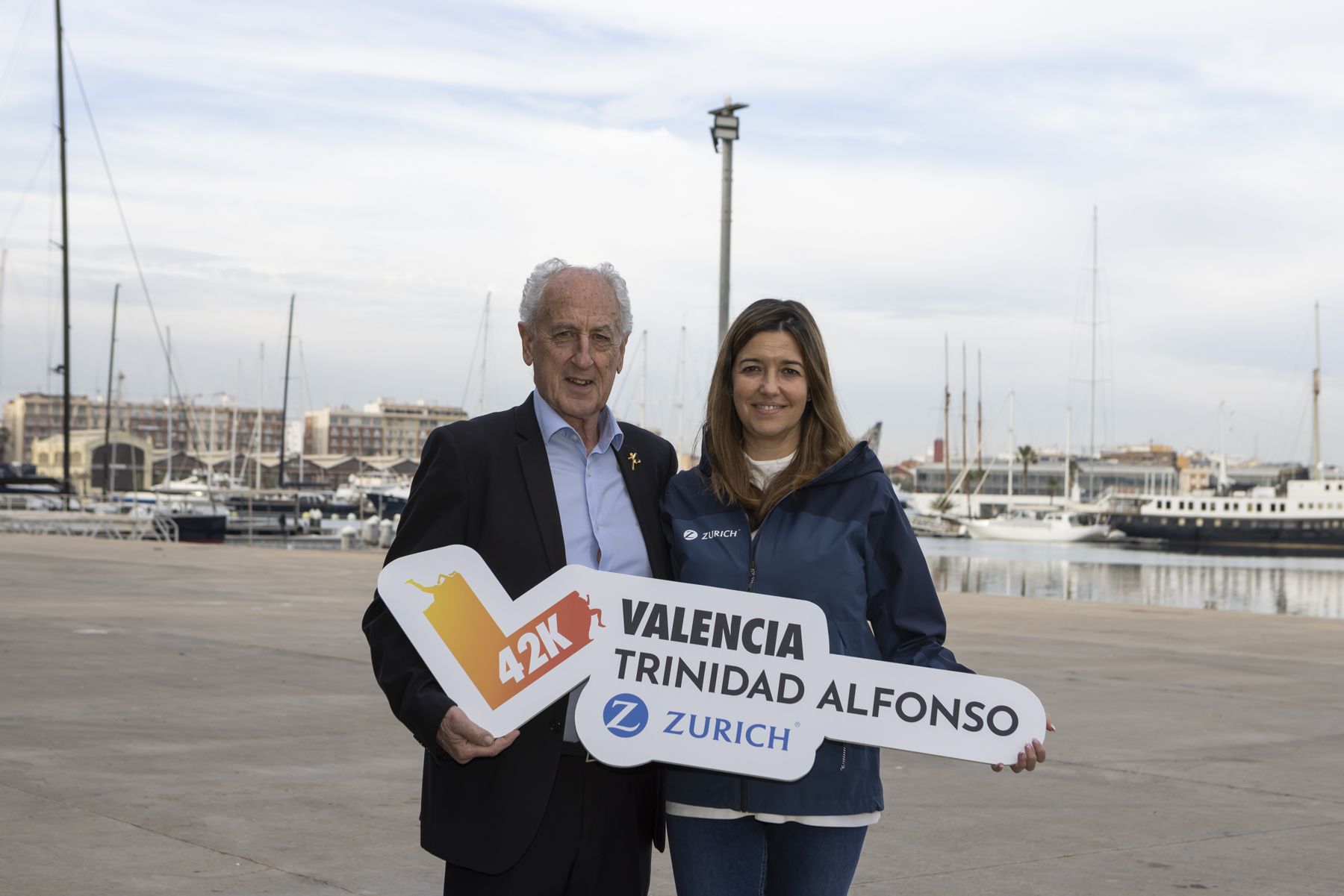 Paco Borao, presidente de la SD Correcaminos, y Silvia Heras, directora de Cliente, Marketing y Comunicación en Zurich.