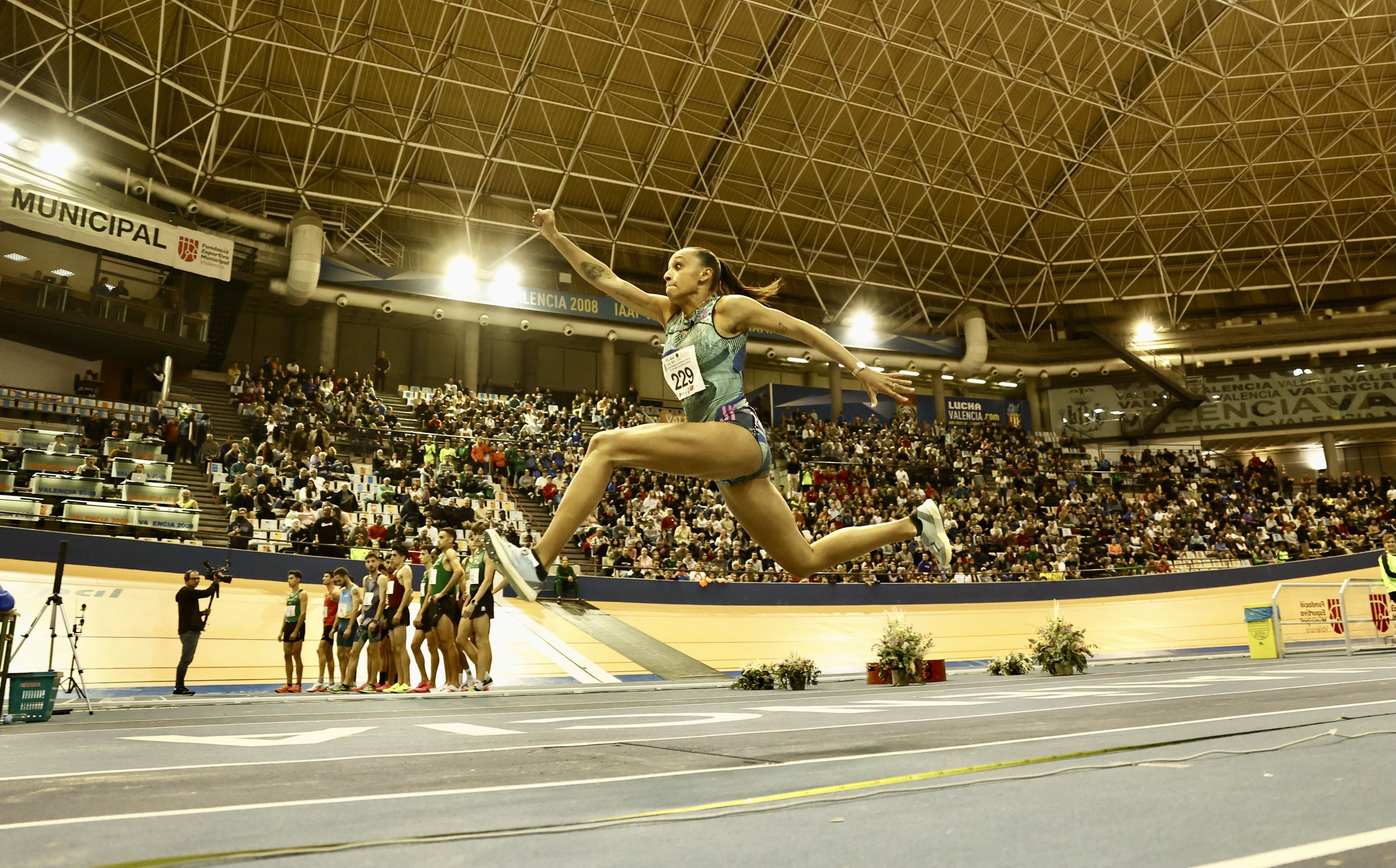 La foto con Ana Peleteiro fue la más demanda entre los miles de aficionados que abarrotaron el Palau Velòdrom Luis Puig. SPORTMEDIA