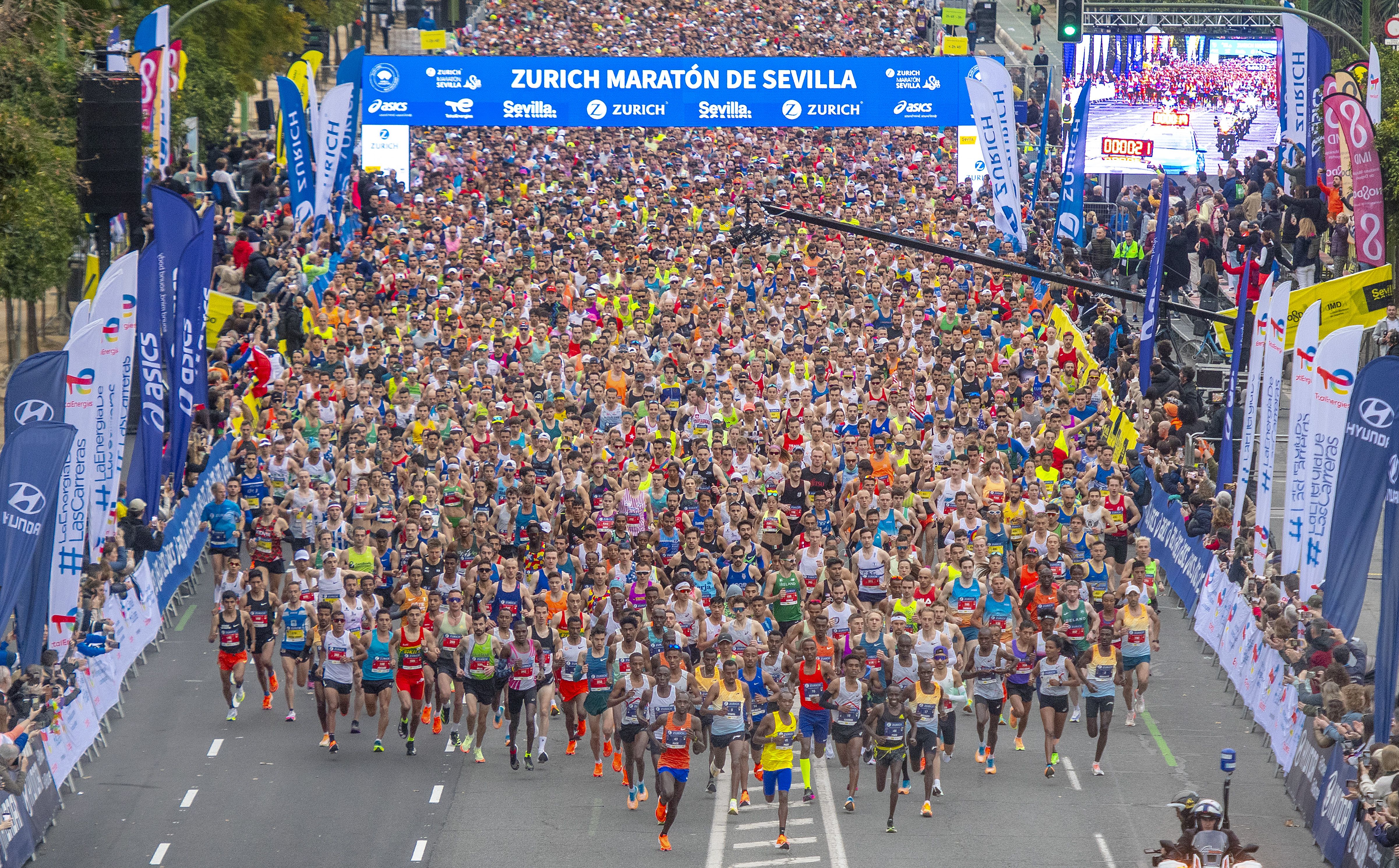 Una imagen de la salida del Zurich Maratón de Sevilla, que en 2025 se celebrará el 23 de febrero. JJ ÚBEDA.