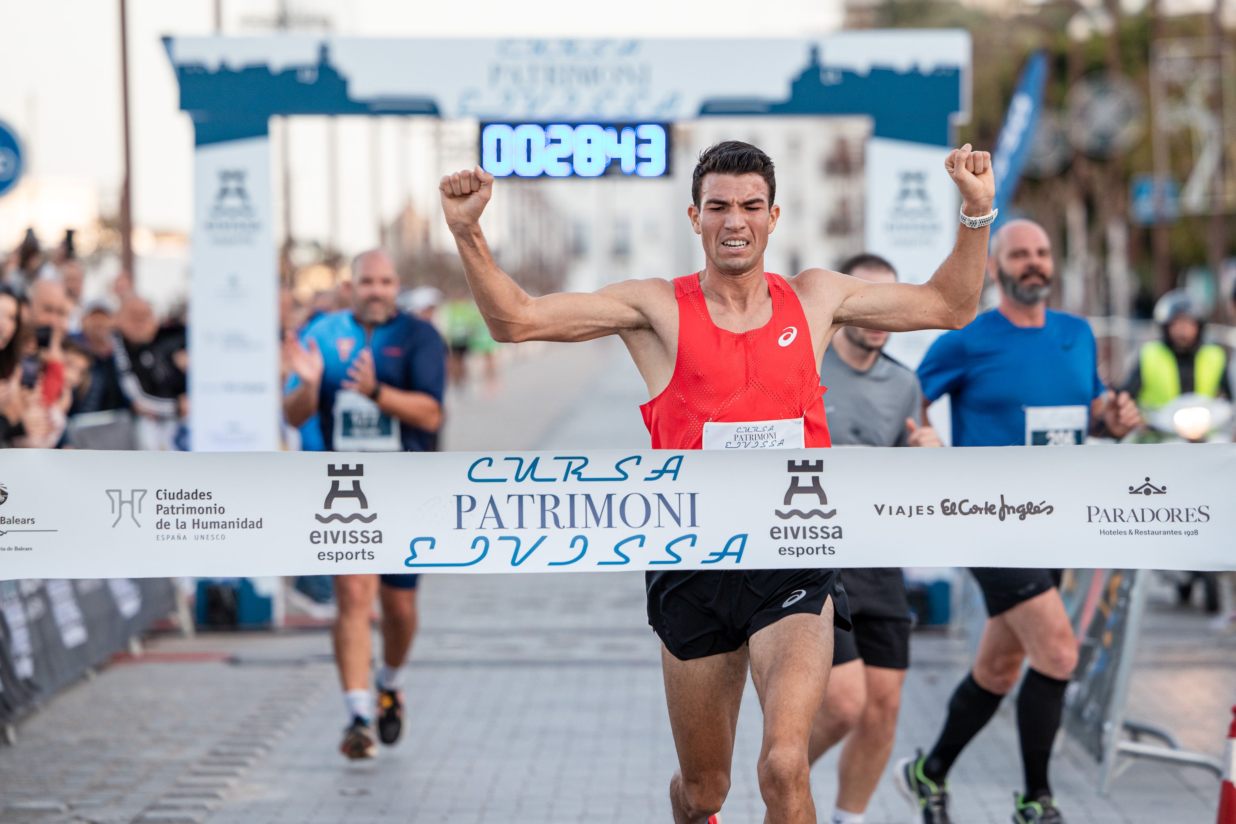 Adel Mechaal imponiéndose en la pasada edición de la Cursa Patrimoni Eivissa. LAST LAP