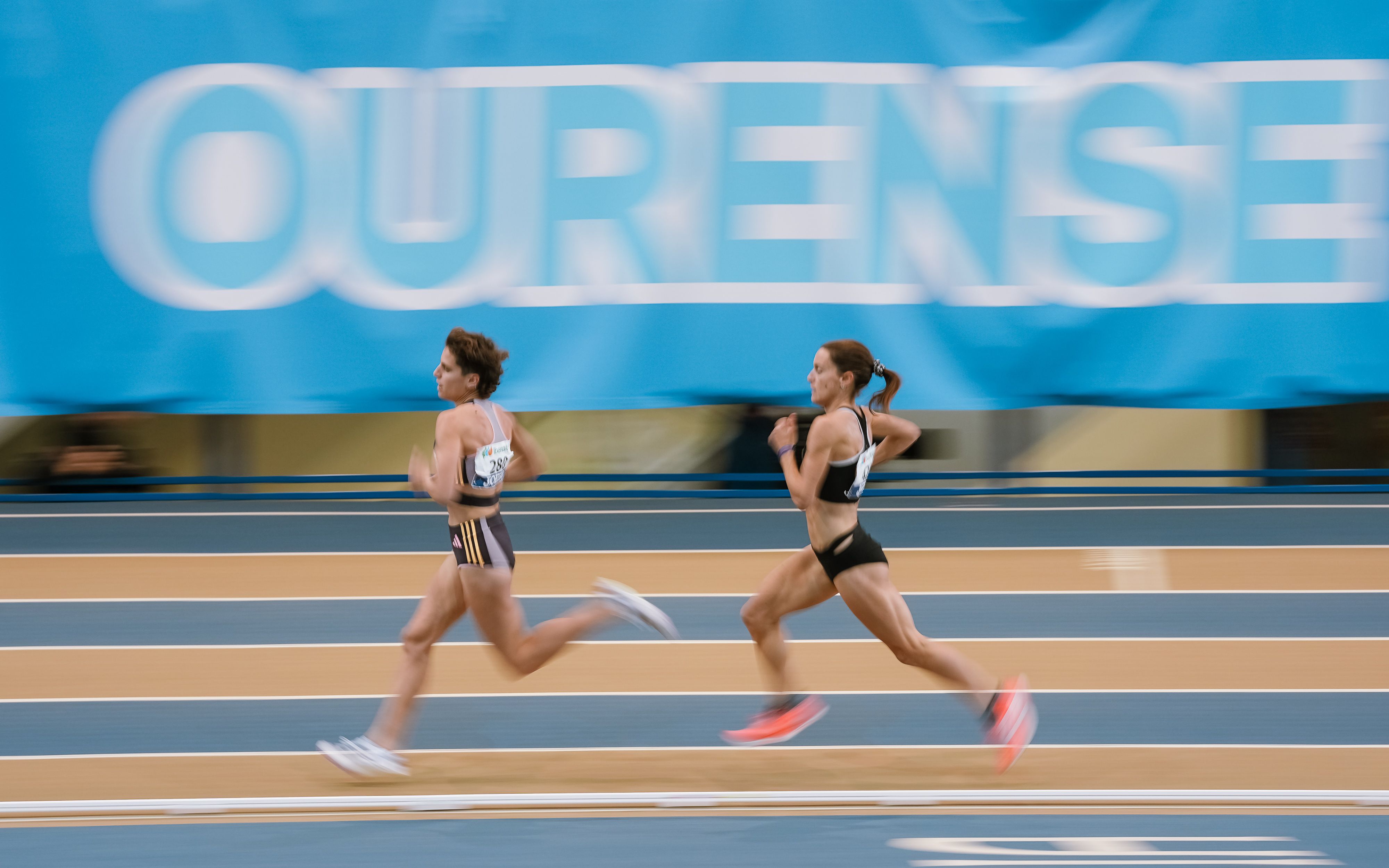 Marta Pérez y Esther Guerrero, durante la final de los 1500 metros que acabó llevándose Guerrero. SPORTMEDIA.