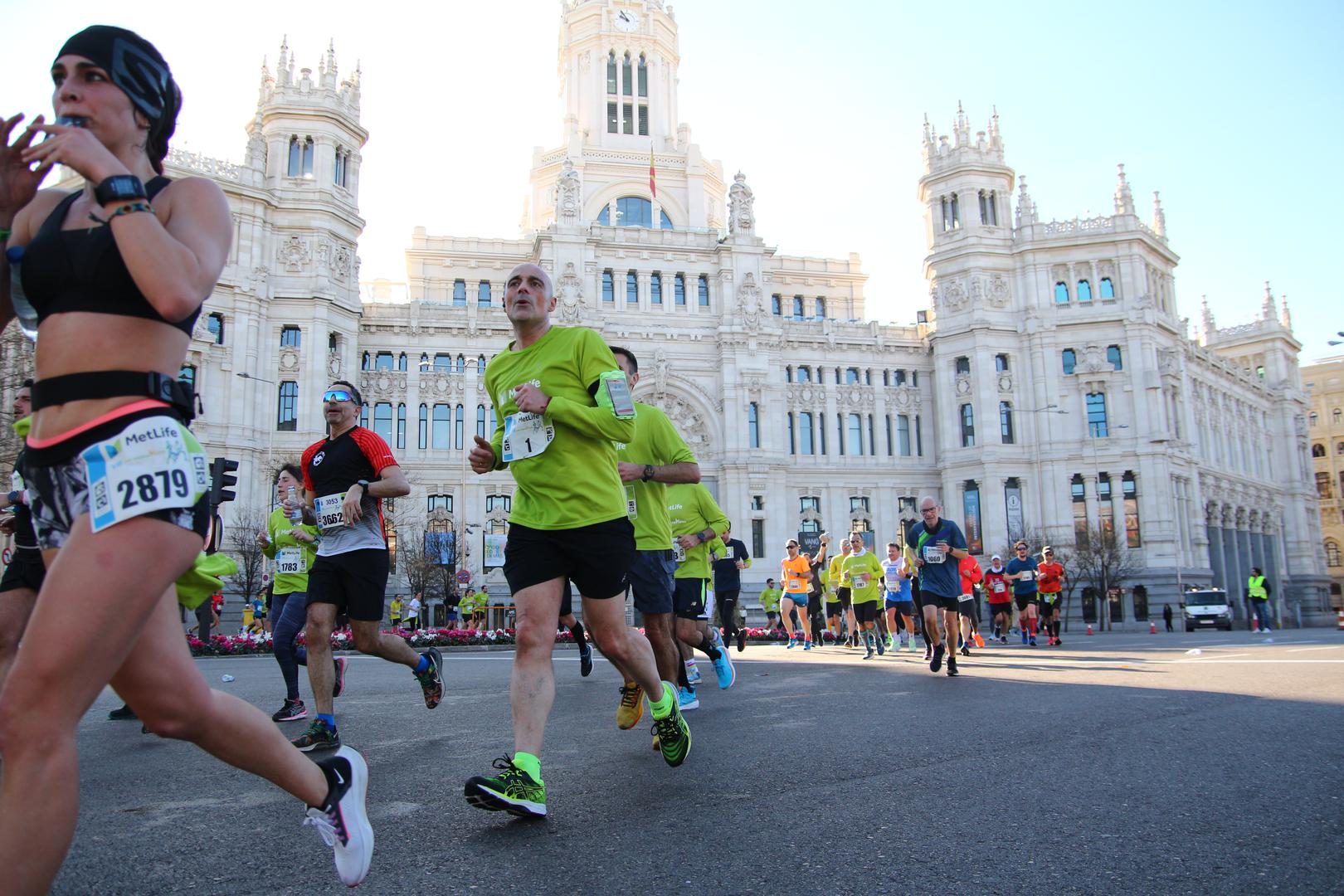 Oscar Herencia, al paso por el Palacio de Cibeles, disfrutando de la última edición de los 15 Km MetLife Madrid Activa.