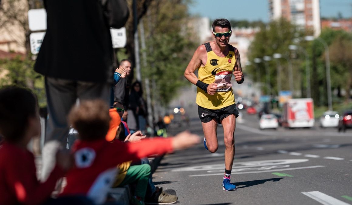 Un atleta en el duro circuito del Maratón de Madrid en su edición de 2019. SPORTMEDIA.