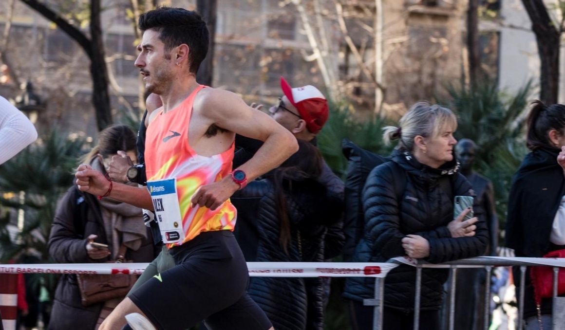Álex García, atleta de élite de trail, durante la Media Maratón de Barcelona 2024. LYMBUS.