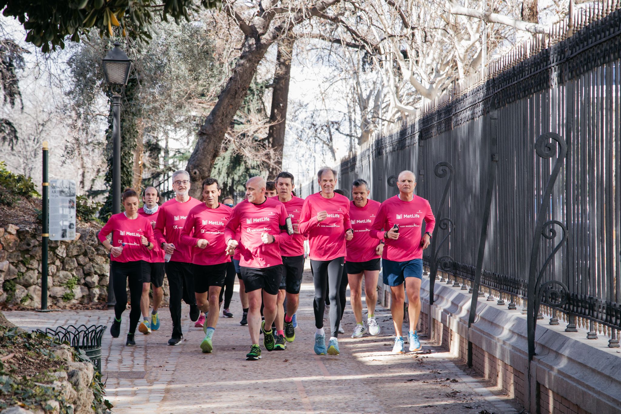 Rosa, así será el color de la camiseta de la próxima edición de 15Km MetLife Madrid Activa. Fue desvelado en un rodaje por El Retiro comandado por Abel Antón. LATE MI LENTE