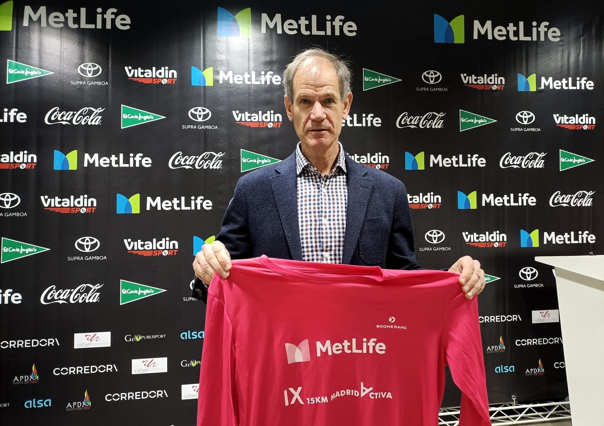 Abel Antón muestra la camiseta de la 15K MetLIfe Madrid Activa 2024. GUILLERMO DOMÍNGUEZ