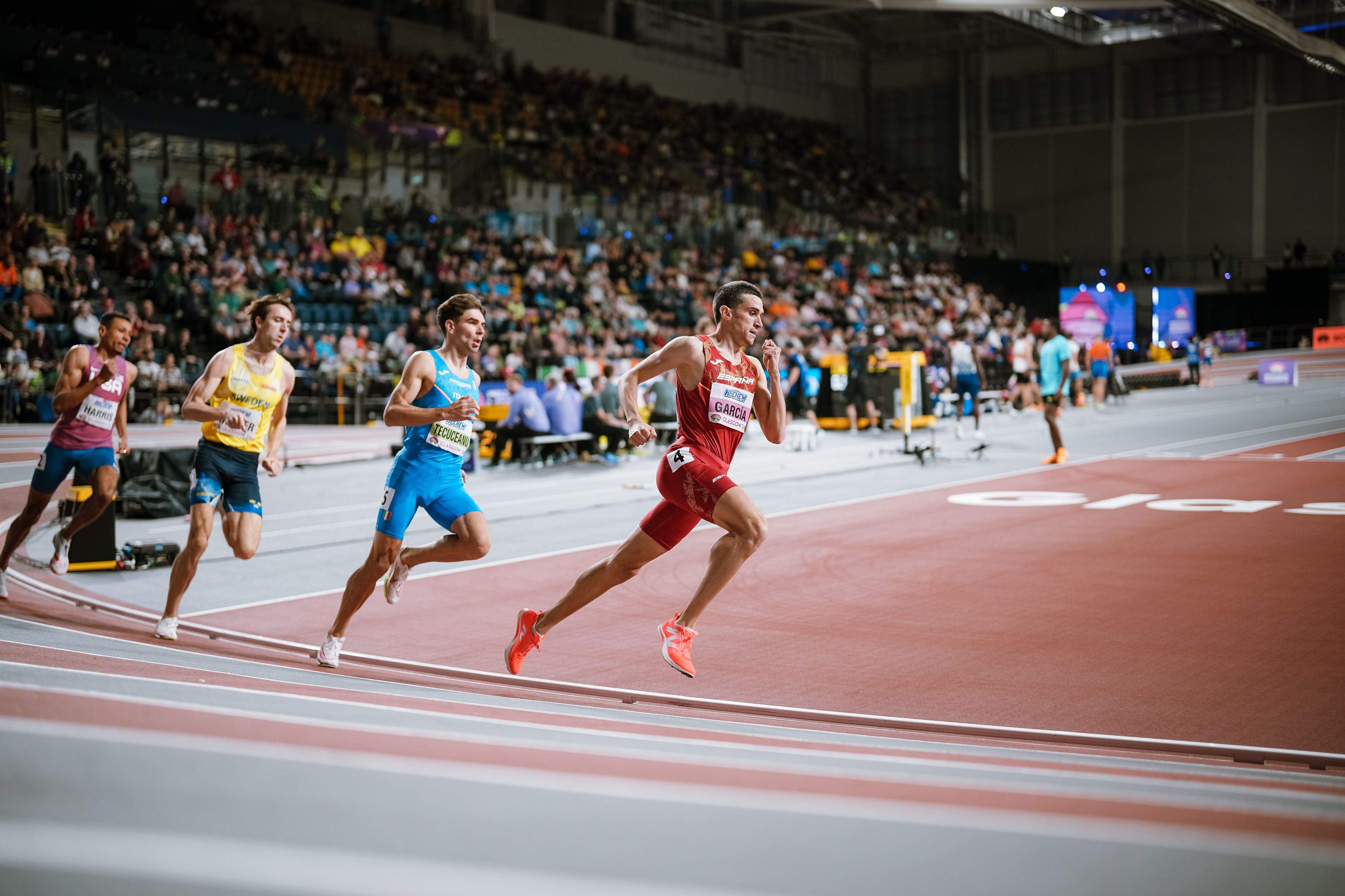 Mariano García durante la semifinal del Campeonato del Mundo de Glasgow en pista cubierta. SPORTMEDIA.