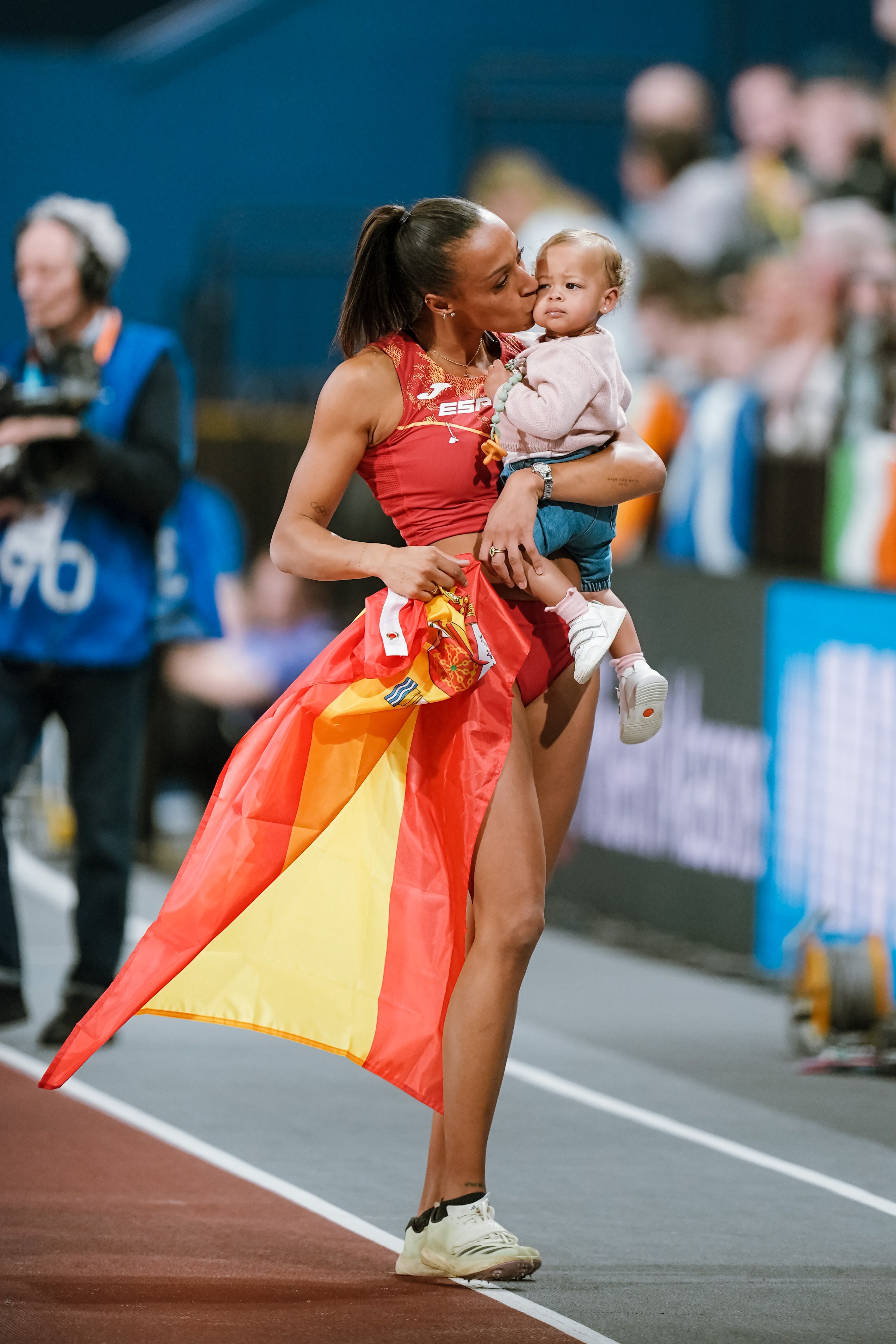 Ana Peleteiro con su hija Lúa en el Mundial de Glasgow donde ha logrado la medalla de bronce. SPORTMEDIA.