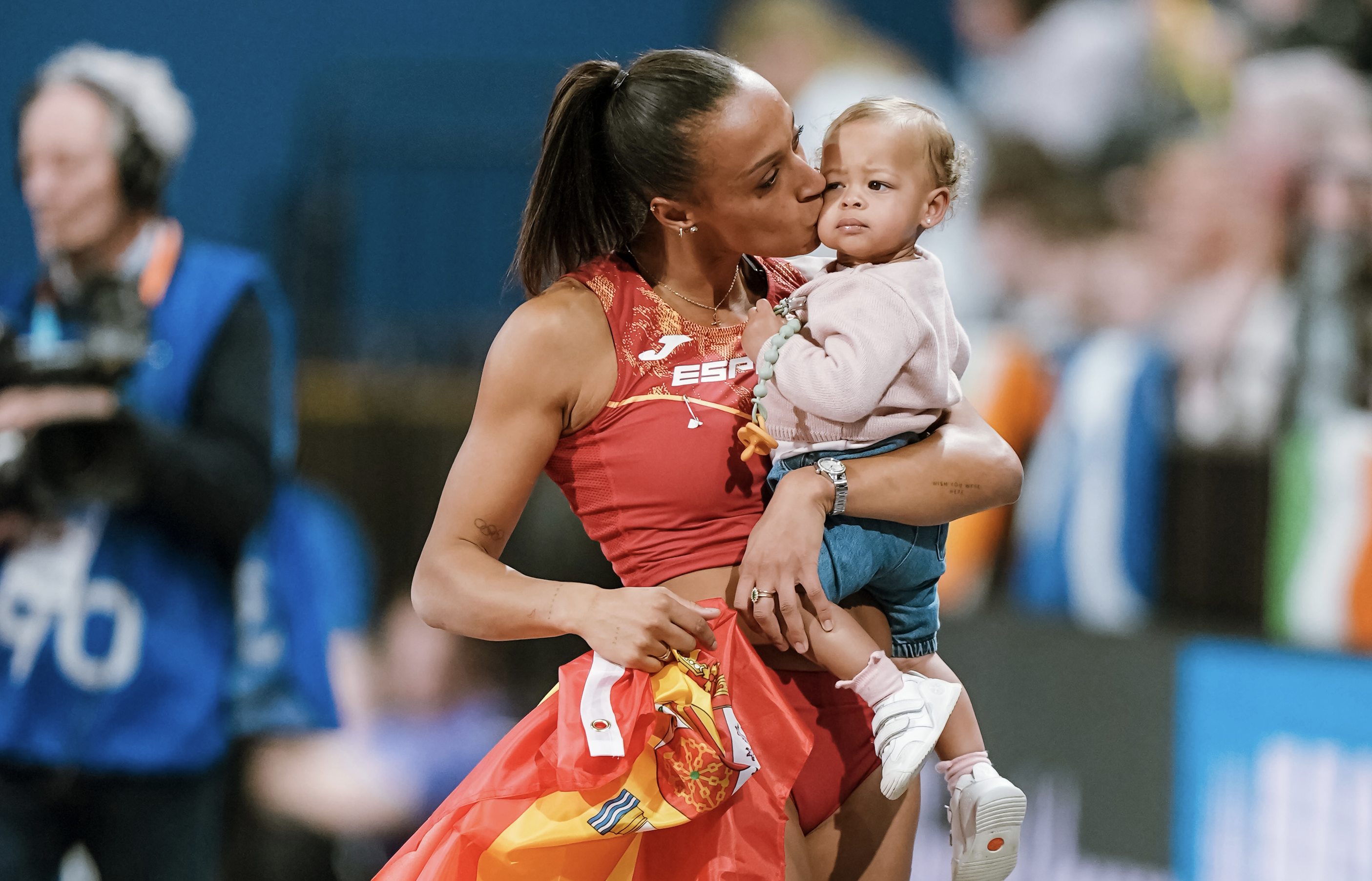 Ana Peleteiro con su hija Lúa en el Mundial de Glasgow donde ha logrado la medalla de bronce. SPORTMEDIA.