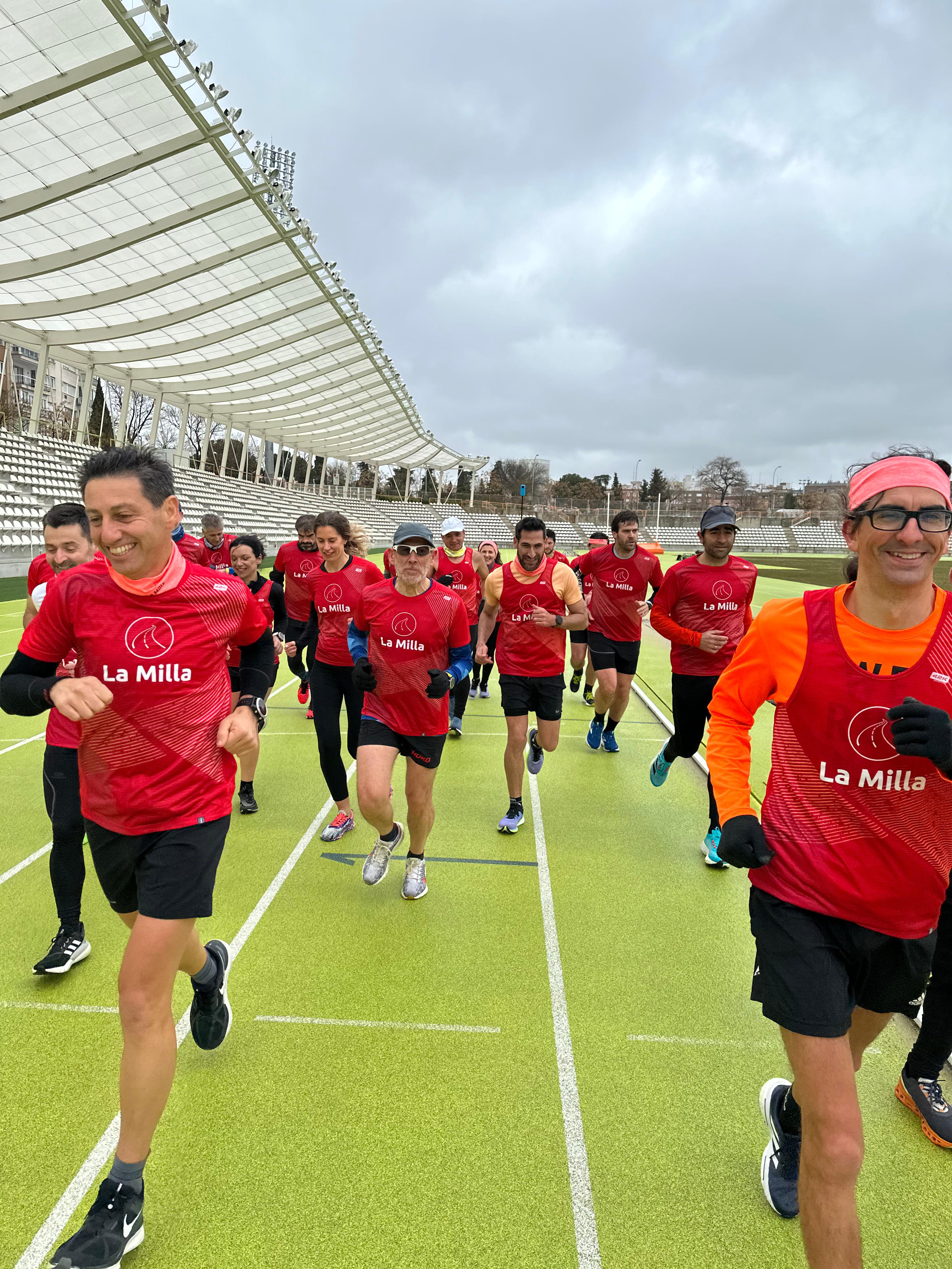 Corriendo una milla en el Estadio Vallehermoso, así celebraron los miembros de la comunidad creada por Maikel G su primer aniversario. NEREA RUANO