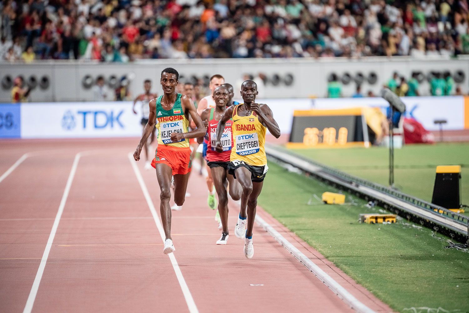 Yomif Kejelcha y Joshua Cheptegei, peleando por el título mundial de 10 000 metros en Doha 2019. SPORTMEDIA.