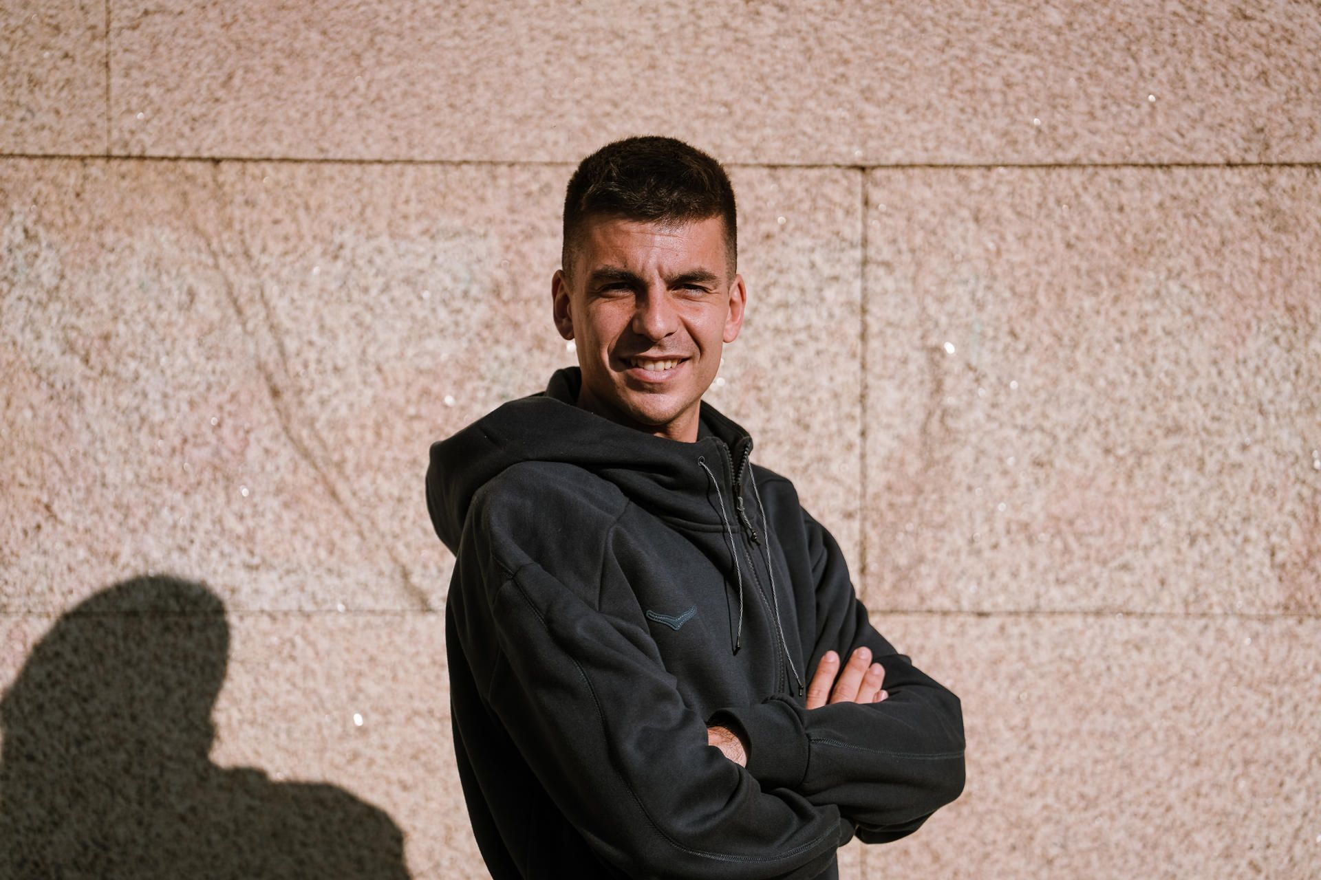 El atleta madrileño Yago Rojo, que en el maratón de Valencia logró la mínima para acudir a los Juegos de París 2024, asegura en una entrevista con EFE que será especial estar en la prueba junto al plusmarquista mundial Eliud Kipchoge. EFE.