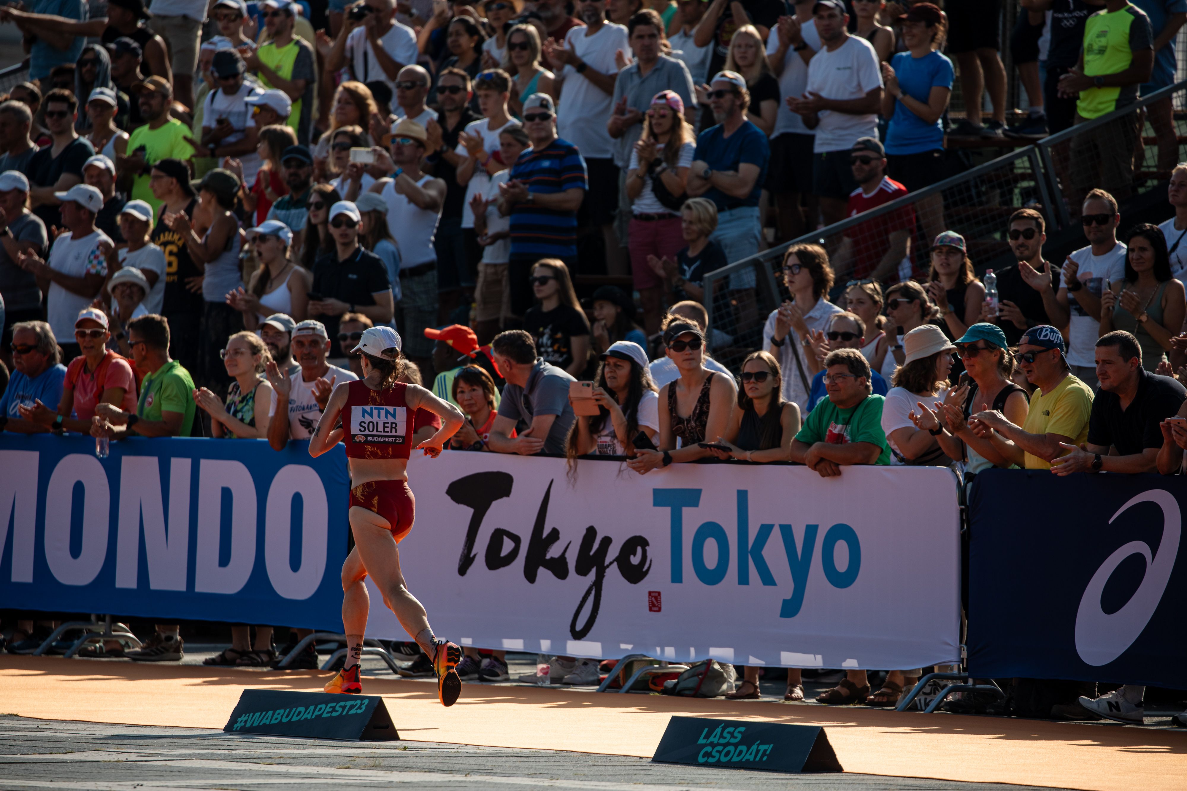 Meritxell Soler, maratoniana española, compitiendo en el Campeonato del Mundo de Budapest 2023. SPORTMEDIA.