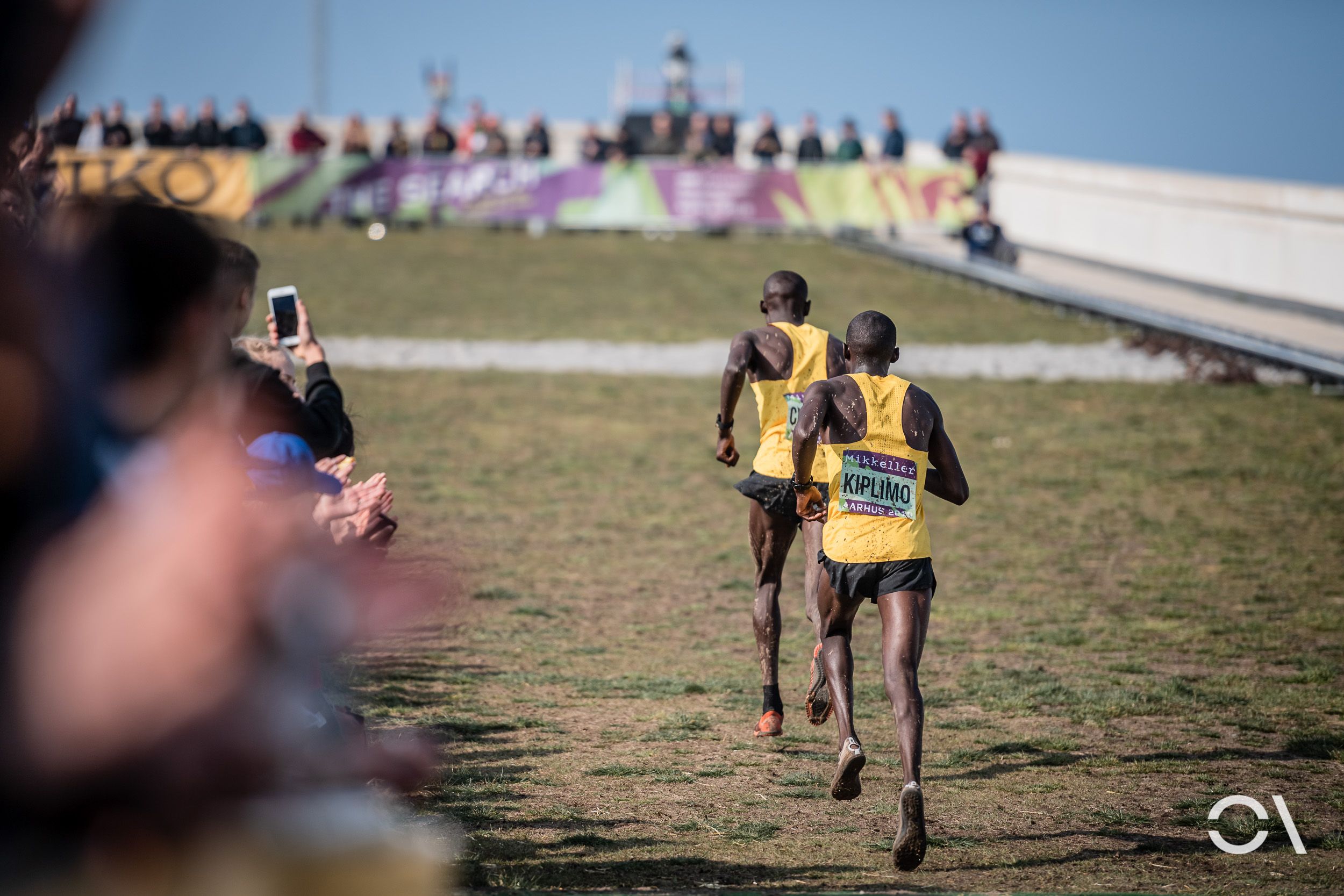 Una imagen de Joshua Cheptegei y Jacob Kiplimo en el Campeonato del Mundo de Cross de Aarhus 2019. SPORTMEDIA.