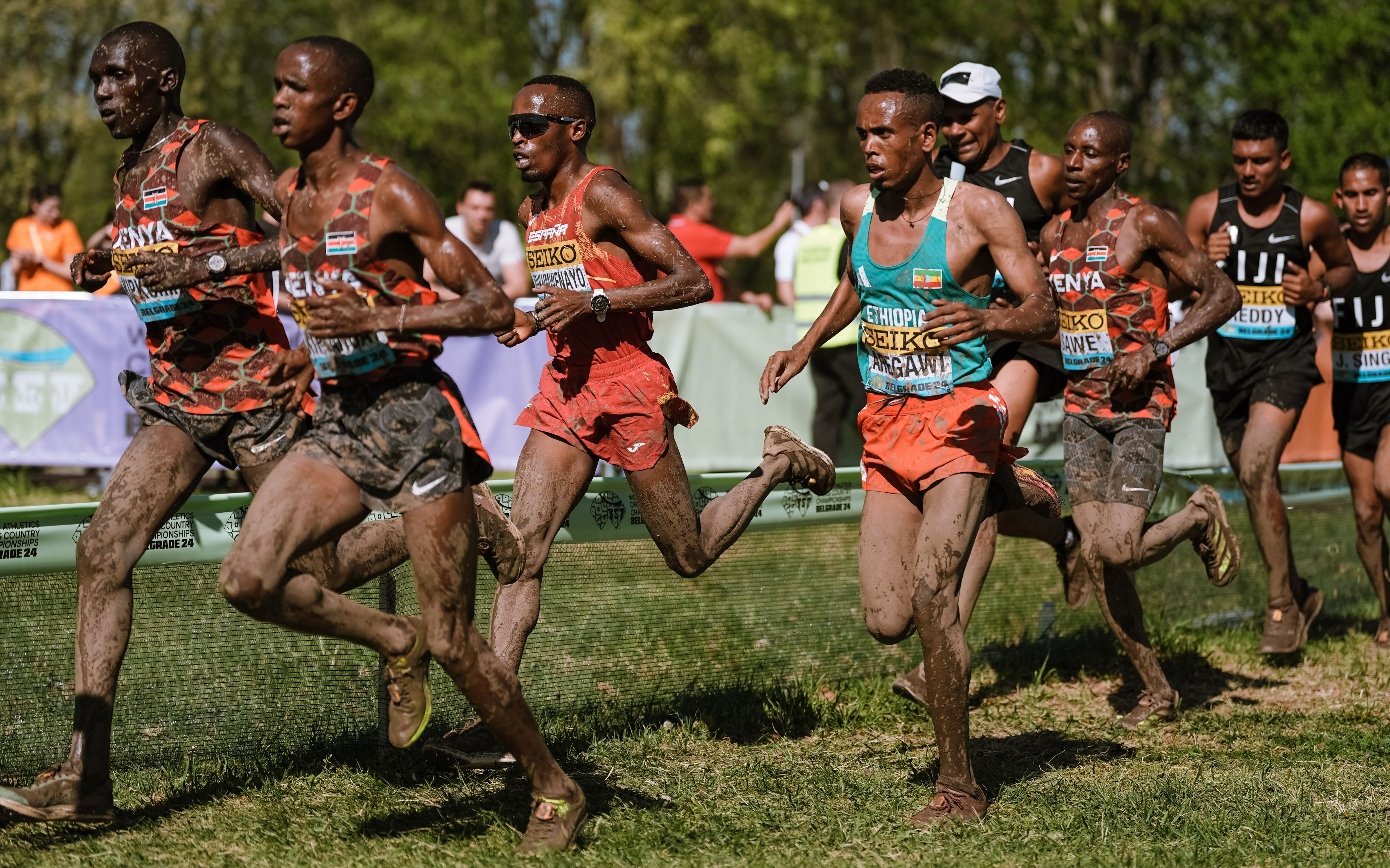 Thierry Ndikumwenayo peleando con los mejores fondistas del mundo en Belgrado. SPORTMEDIA.