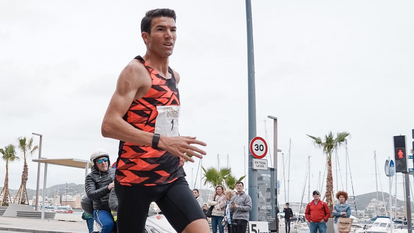 Adel Mechaal en la Cursa Patrimoni 2024, marcada por el viento intenso en la ciudad de Ibiza. SPORTMEDIA.