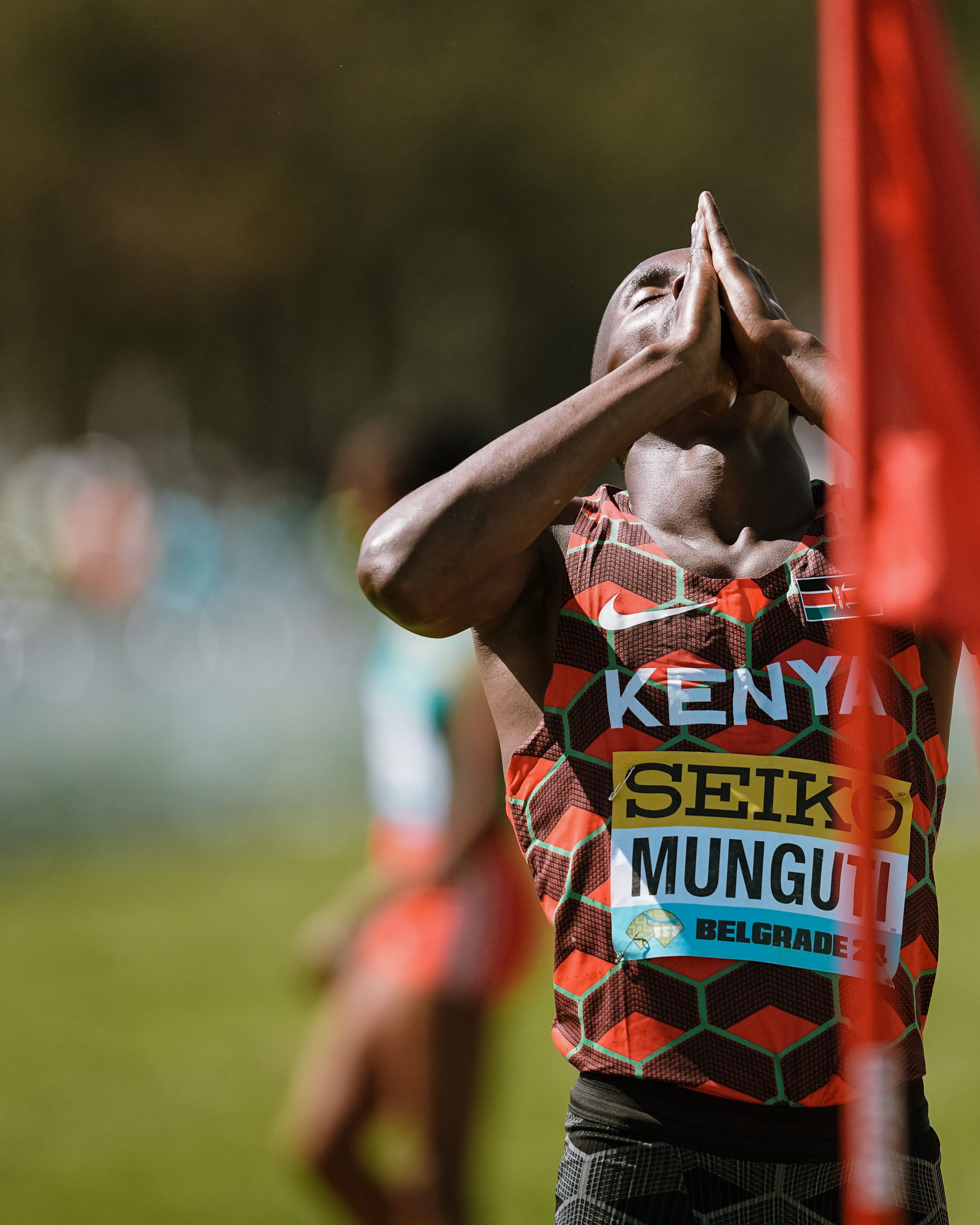 Kyumbe Munguti, del equipo keniano de relevo mixto, antes de una prueba en la que, como en 2023, lograron la victoria. SPORTMEDIA.