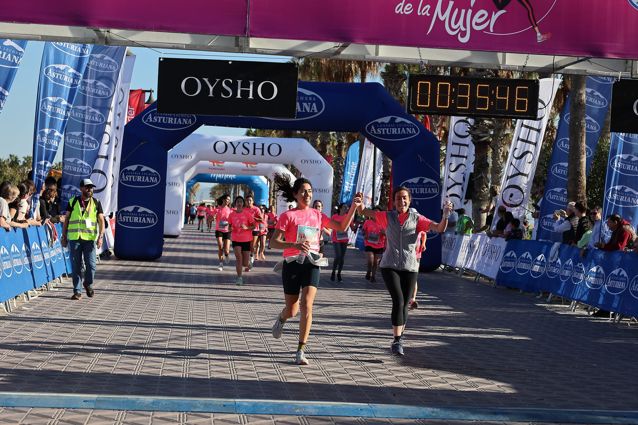 Las mejores fotos de la Carrera de la Mujer Central Lechera Asturiana de Valencia 2024. 0405