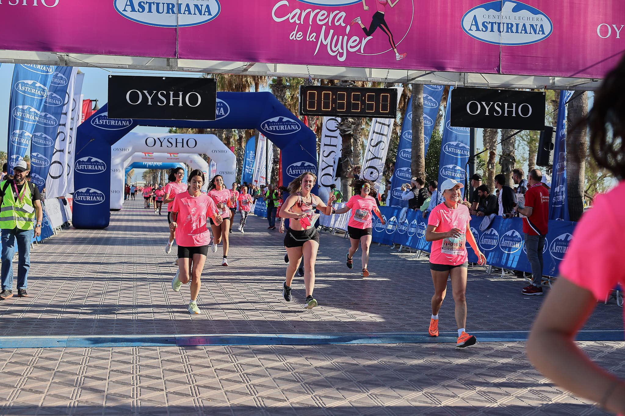 Las mejores fotos de la Carrera de la Mujer Central Lechera Asturiana de Valencia 2024. 0407