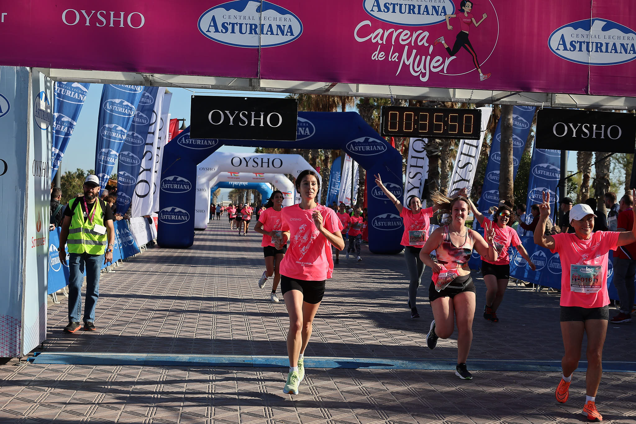 Las mejores fotos de la Carrera de la Mujer Central Lechera Asturiana de Valencia 2024. 0408