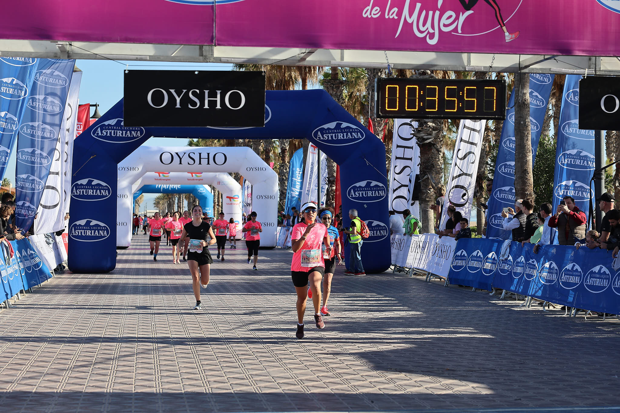 Las mejores fotos de la Carrera de la Mujer Central Lechera Asturiana de Valencia 2024. 0413