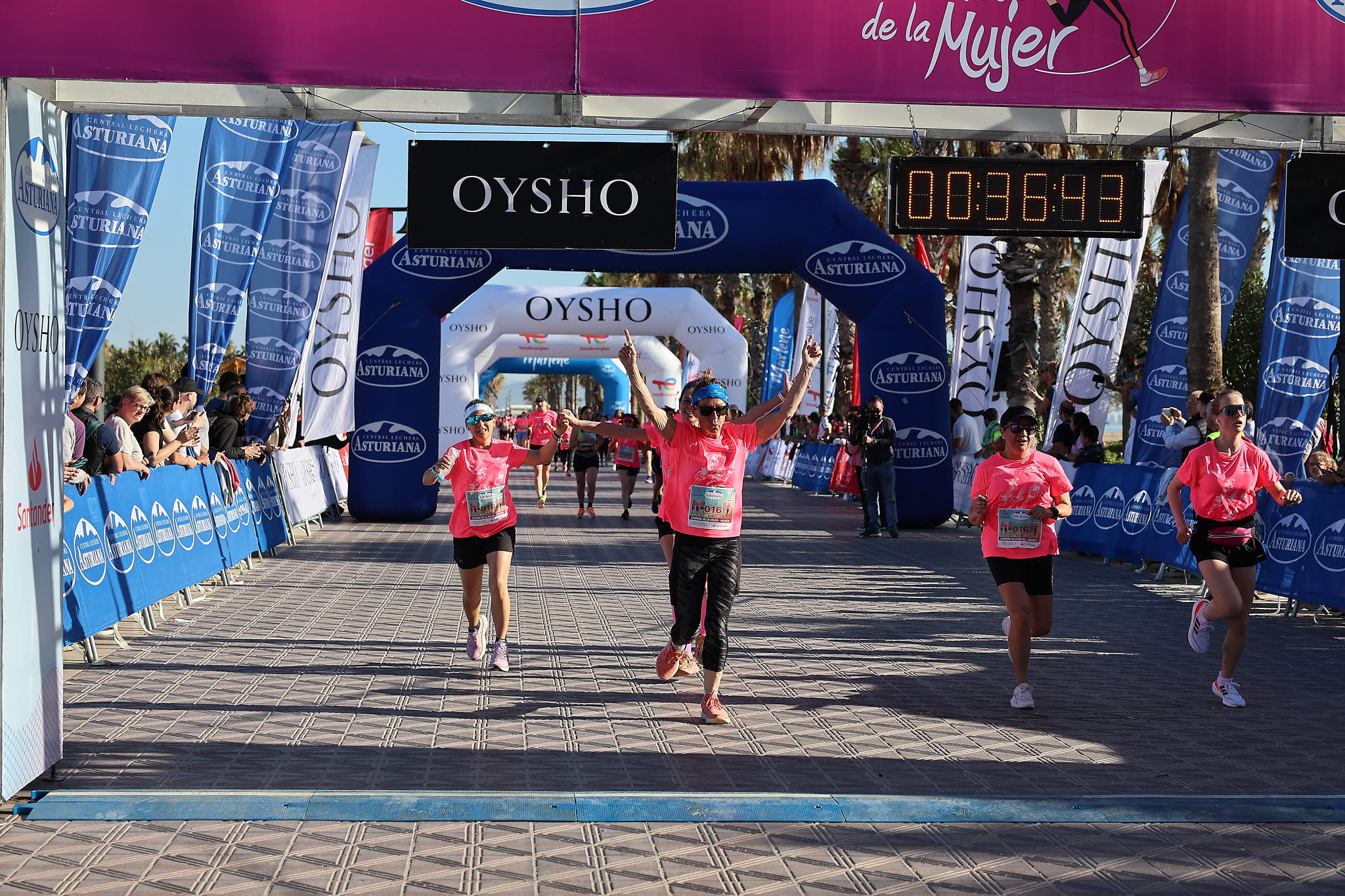 Las mejores fotos de la Carrera de la Mujer Central Lechera Asturiana de Valencia 2024. 0440