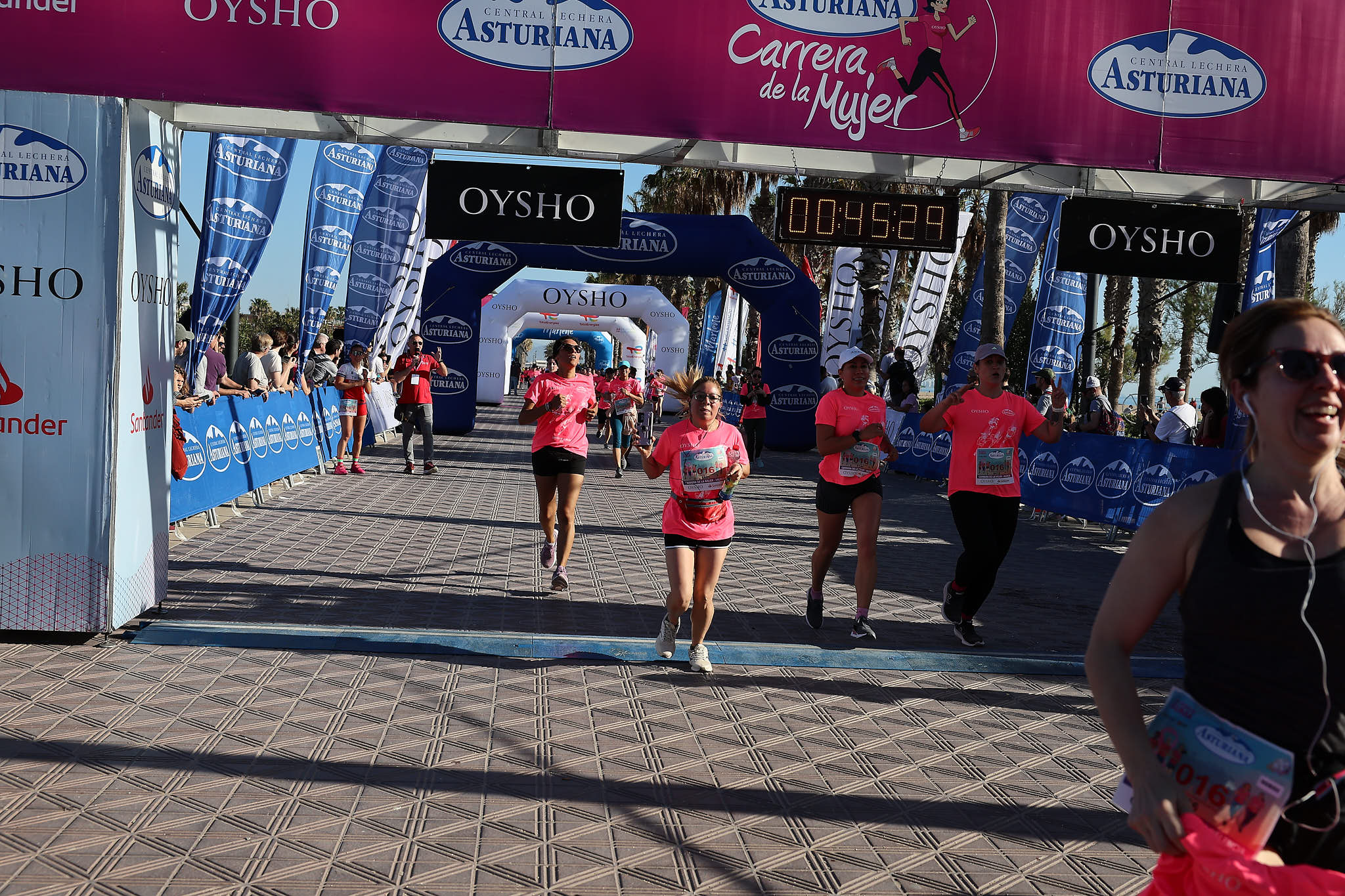 Las mejores fotos de la Carrera de la Mujer Central Lechera Asturiana de Valencia 2024. 0745